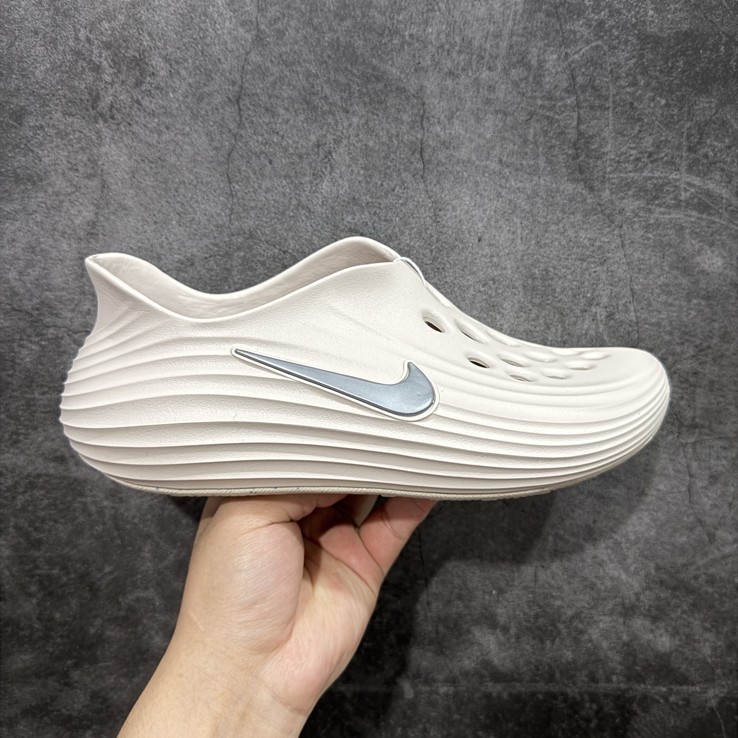 【正确组合底版】NK Reactx Rejuven 8 新款夏季沙滩凉鞋拖鞋洞洞鞋 HV5060-001 采用质感柔软且出众回弹的 ReactX泡绵，发泡组合大底 脚感十分舒适，缔造非凡舒适的日常穿着体验，助你保持活力。 货号：HV5060-001  尺码：36.5 38 39 40 41 42 43 44 45-选品中心