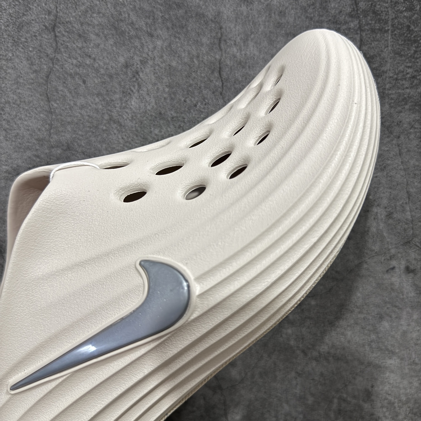 图片[6]-【正确组合底版】NK Reactx Rejuven 8 新款夏季沙滩凉鞋拖鞋洞洞鞋 HV5060-001 采用质感柔软且出众回弹的 ReactX泡绵，发泡组合大底 脚感十分舒适，缔造非凡舒适的日常穿着体验，助你保持活力。 货号：HV5060-001  尺码：36.5 38 39 40 41 42 43 44 45-选品中心