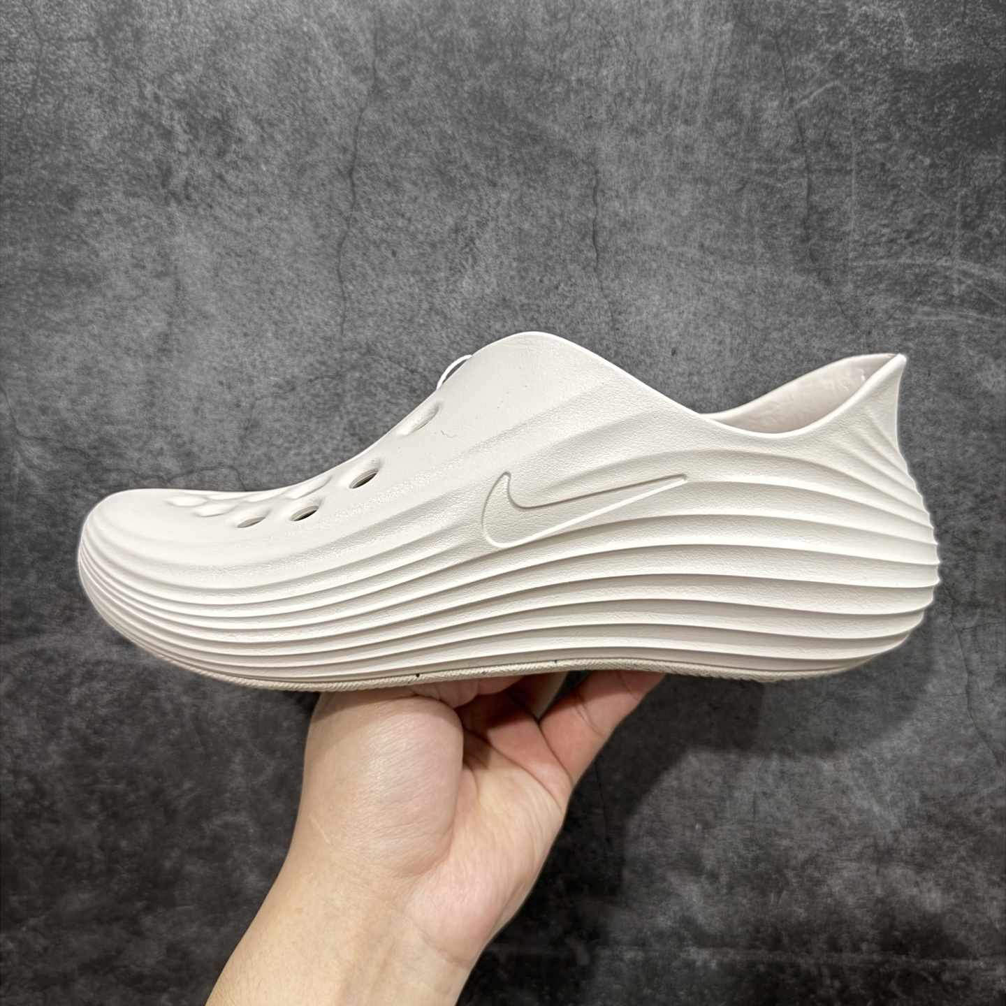 图片[2]-【正确组合底版】NK Reactx Rejuven 8 新款夏季沙滩凉鞋拖鞋洞洞鞋 HV5060-001 采用质感柔软且出众回弹的 ReactX泡绵，发泡组合大底 脚感十分舒适，缔造非凡舒适的日常穿着体验，助你保持活力。 货号：HV5060-001  尺码：36.5 38 39 40 41 42 43 44 45-选品中心