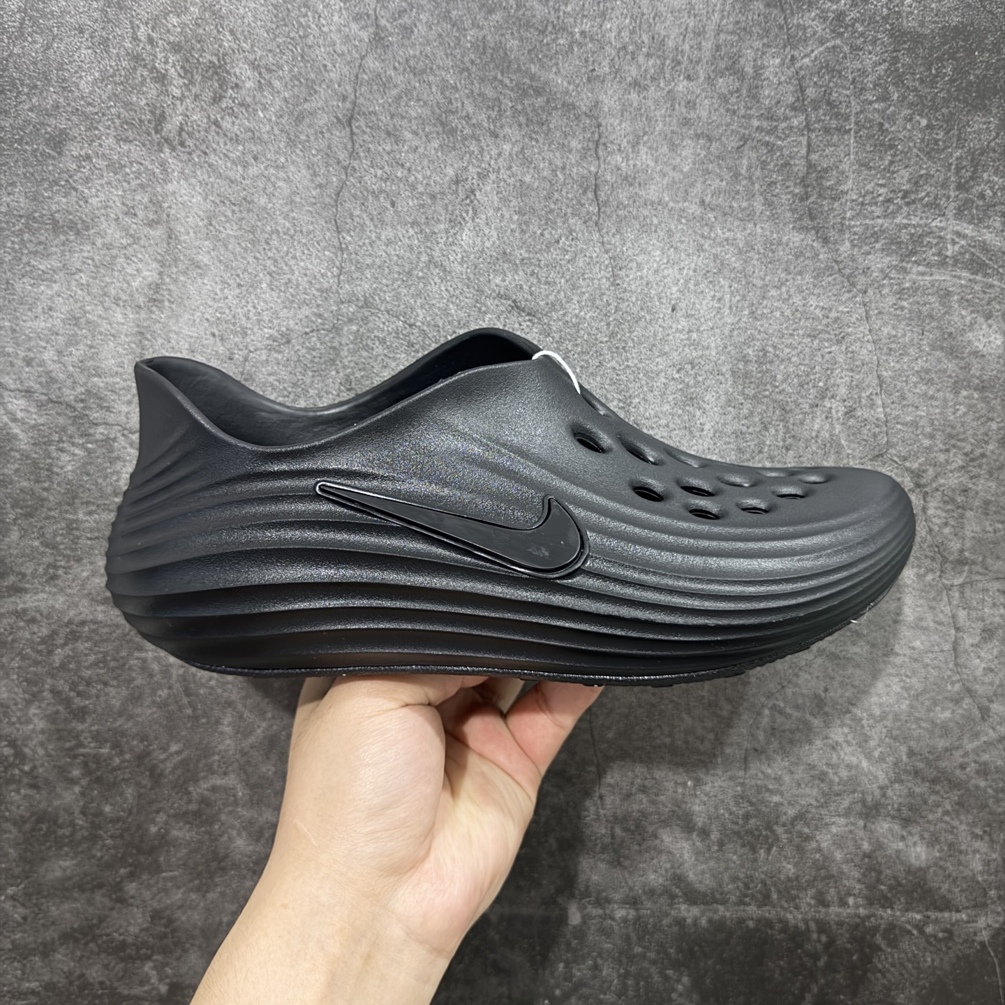 【正确组合底版】NK Reactx Rejuven 8 新款夏季沙滩凉鞋拖鞋洞洞鞋 HV5060-001 采用质感柔软且出众回弹的 ReactX泡绵,发泡组合大底 脚感十分舒适,缔造非凡舒适的日常穿着体验,助你保持活力。 货号:HV5060-001  尺码:36.5 38 39 40 41 42 43 44 45-选品中心