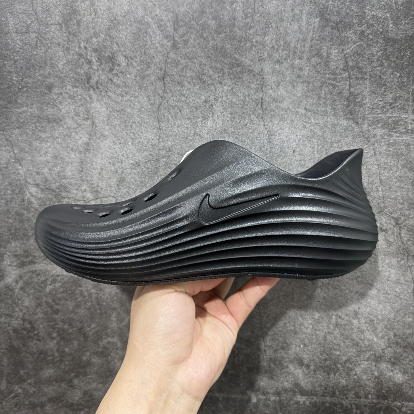 图片[2]-【正确组合底版】NK Reactx Rejuven 8 新款夏季沙滩凉鞋拖鞋洞洞鞋 HV5060-001 采用质感柔软且出众回弹的 ReactX泡绵，发泡组合大底 脚感十分舒适，缔造非凡舒适的日常穿着体验，助你保持活力。 货号：HV5060-001  尺码：36.5 38 39 40 41 42 43 44 45-选品中心