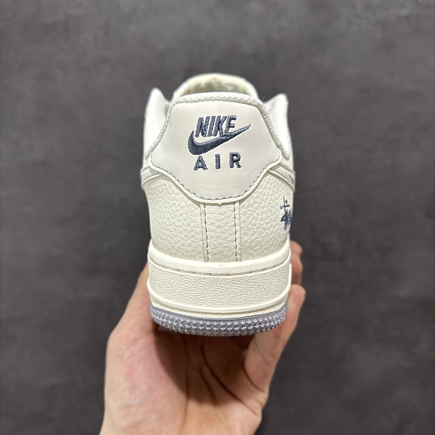 260 定制版Nike Air Force 1'07 Low 斯图西联名 米灰耐克小勾 空军一号低帮休闲板鞋 HH7518-064