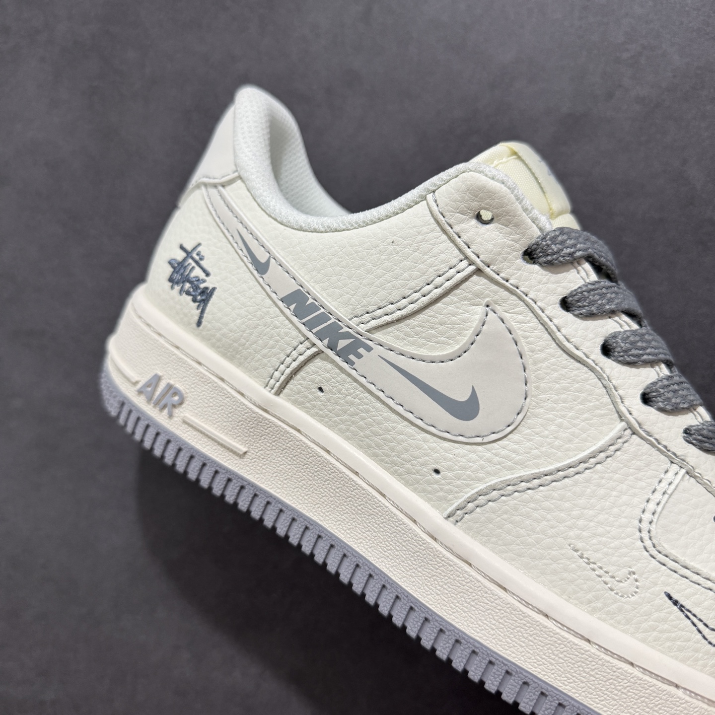 260 定制版Nike Air Force 1'07 Low 斯图西联名 米灰耐克小勾 空军一号低帮休闲板鞋 HH7518-064