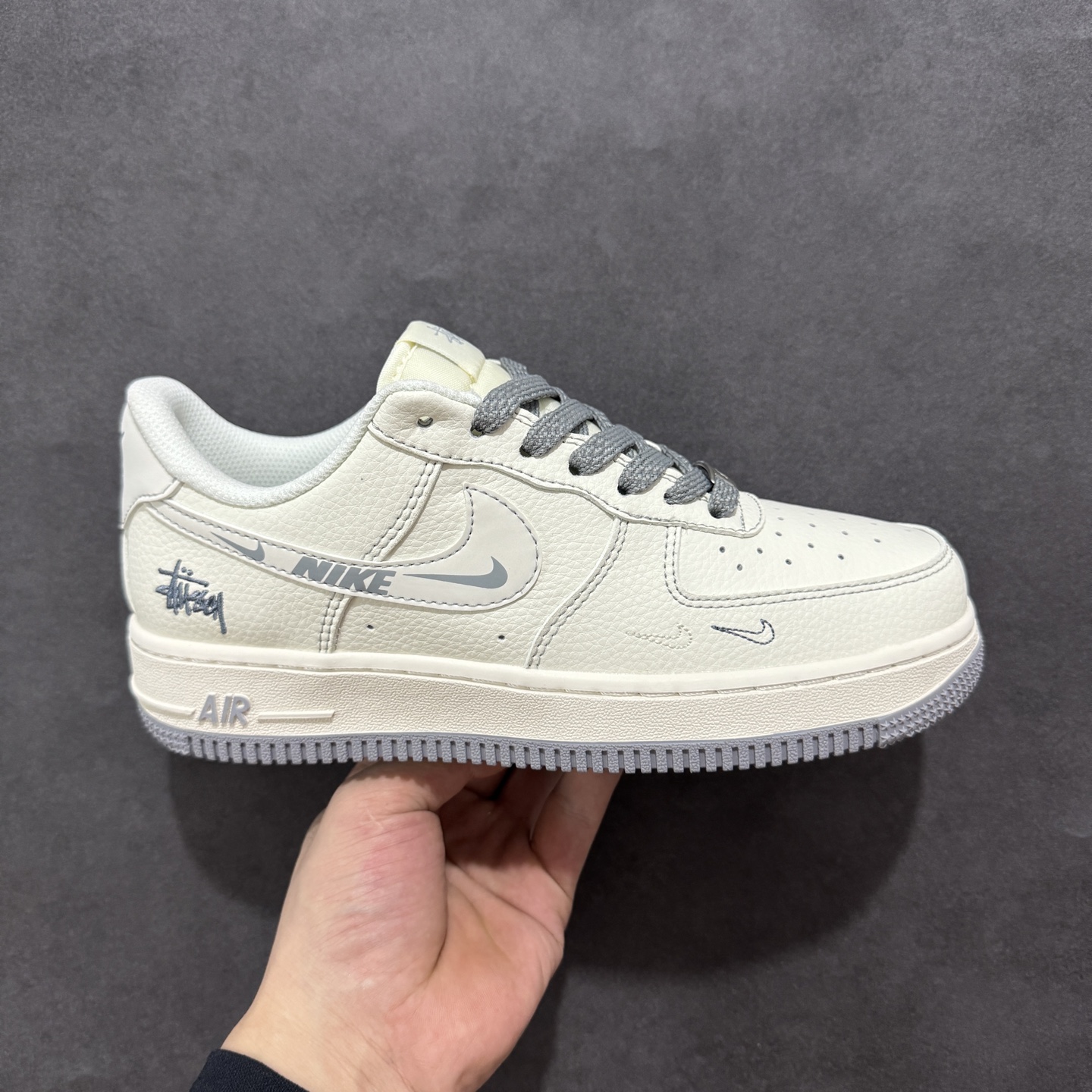 260 定制版Nike Air Force 1'07 Low 斯图西联名 米灰耐克小勾 空军一号低帮休闲板鞋 HH7518-064