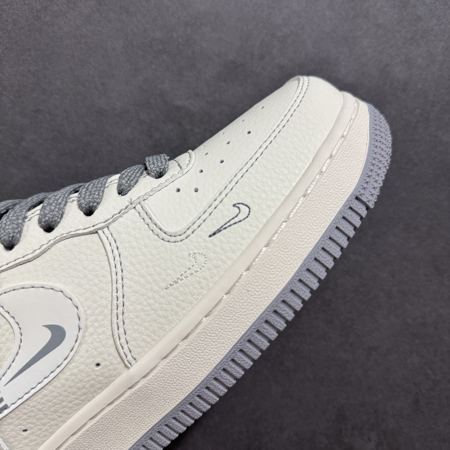 260 定制版Nike Air Force 1'07 Low 斯图西联名 米灰耐克小勾 空军一号低帮休闲板鞋 HH7518-064