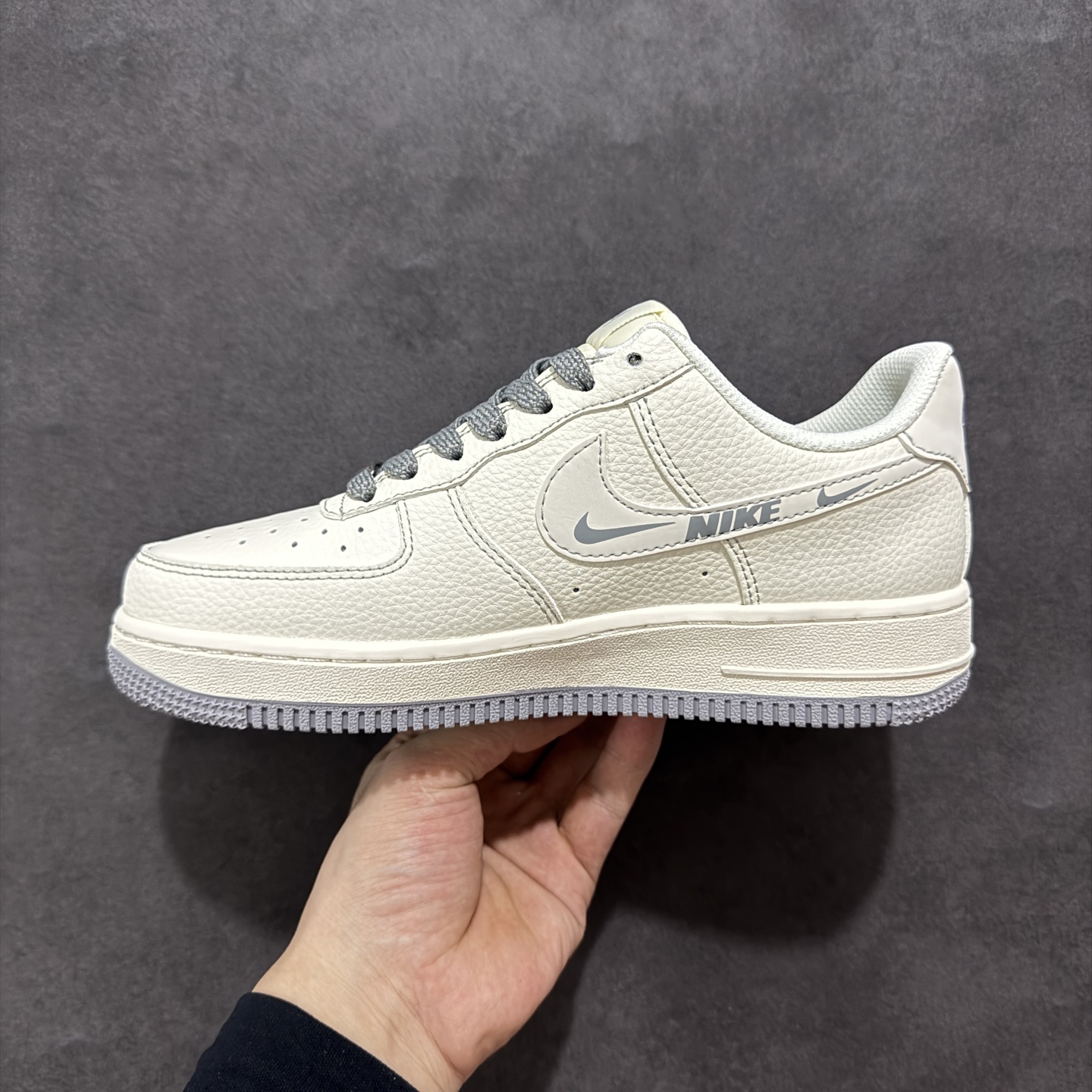 260 定制版Nike Air Force 1'07 Low 斯图西联名 米灰耐克小勾 空军一号低帮休闲板鞋 HH7518-064