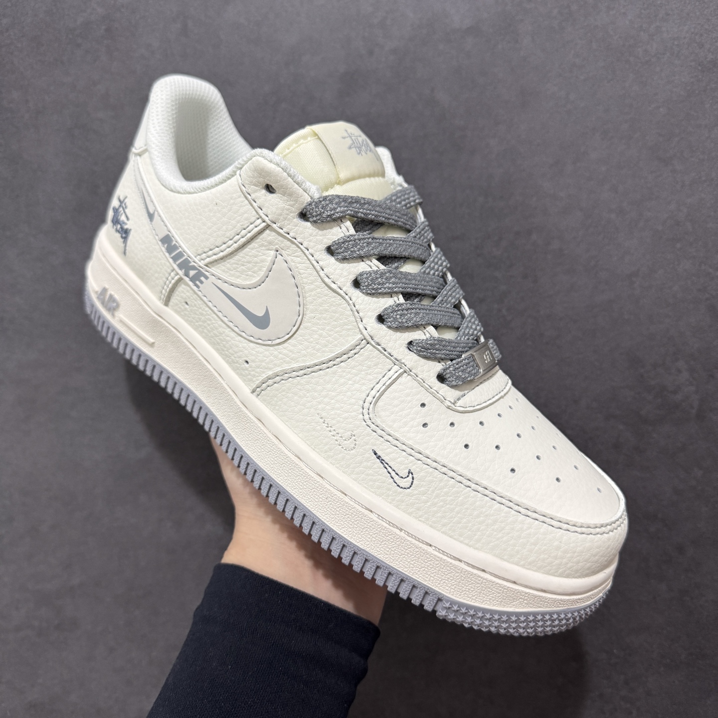 260 定制版Nike Air Force 1'07 Low 斯图西联名 米灰耐克小勾 空军一号低帮休闲板鞋 HH7518-064