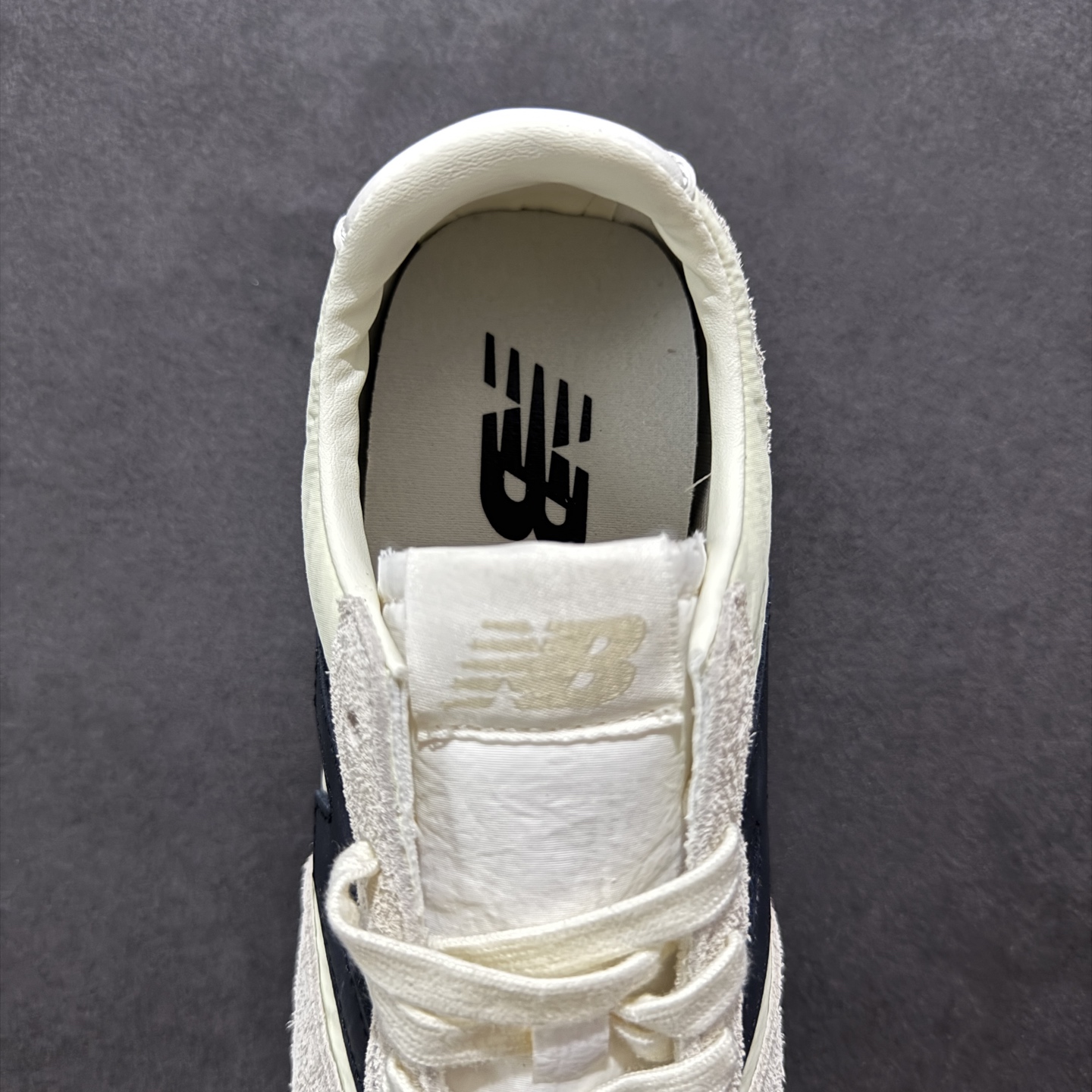 170 New Balance NB 471 系列 鞋款特别附赠两双带有品牌标识的限定配色鞋带 U471AM
