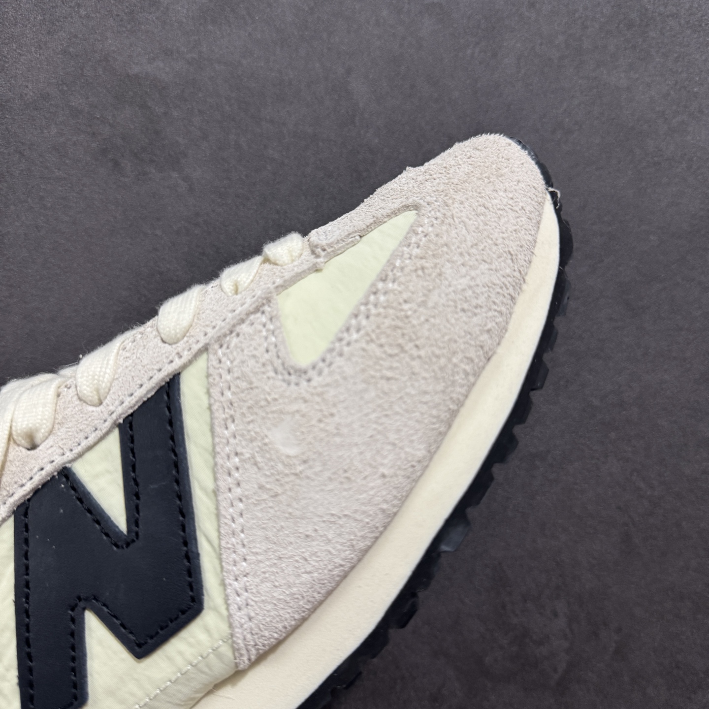 170 New Balance NB 471 系列 鞋款特别附赠两双带有品牌标识的限定配色鞋带 U471AM