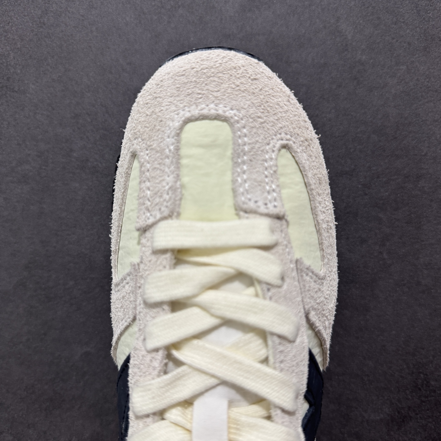 170 New Balance NB 471 系列 鞋款特别附赠两双带有品牌标识的限定配色鞋带 U471AM