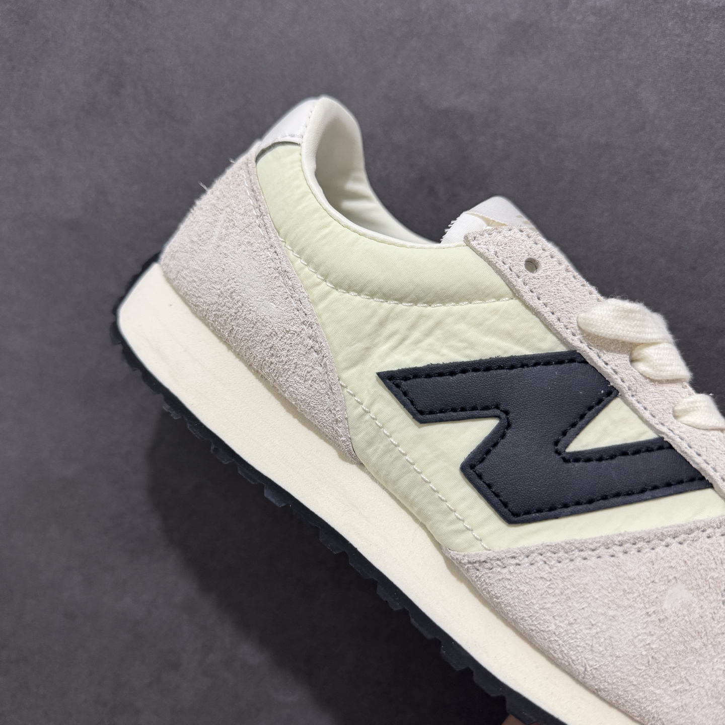 170 New Balance NB 471 系列 鞋款特别附赠两双带有品牌标识的限定配色鞋带 U471AM