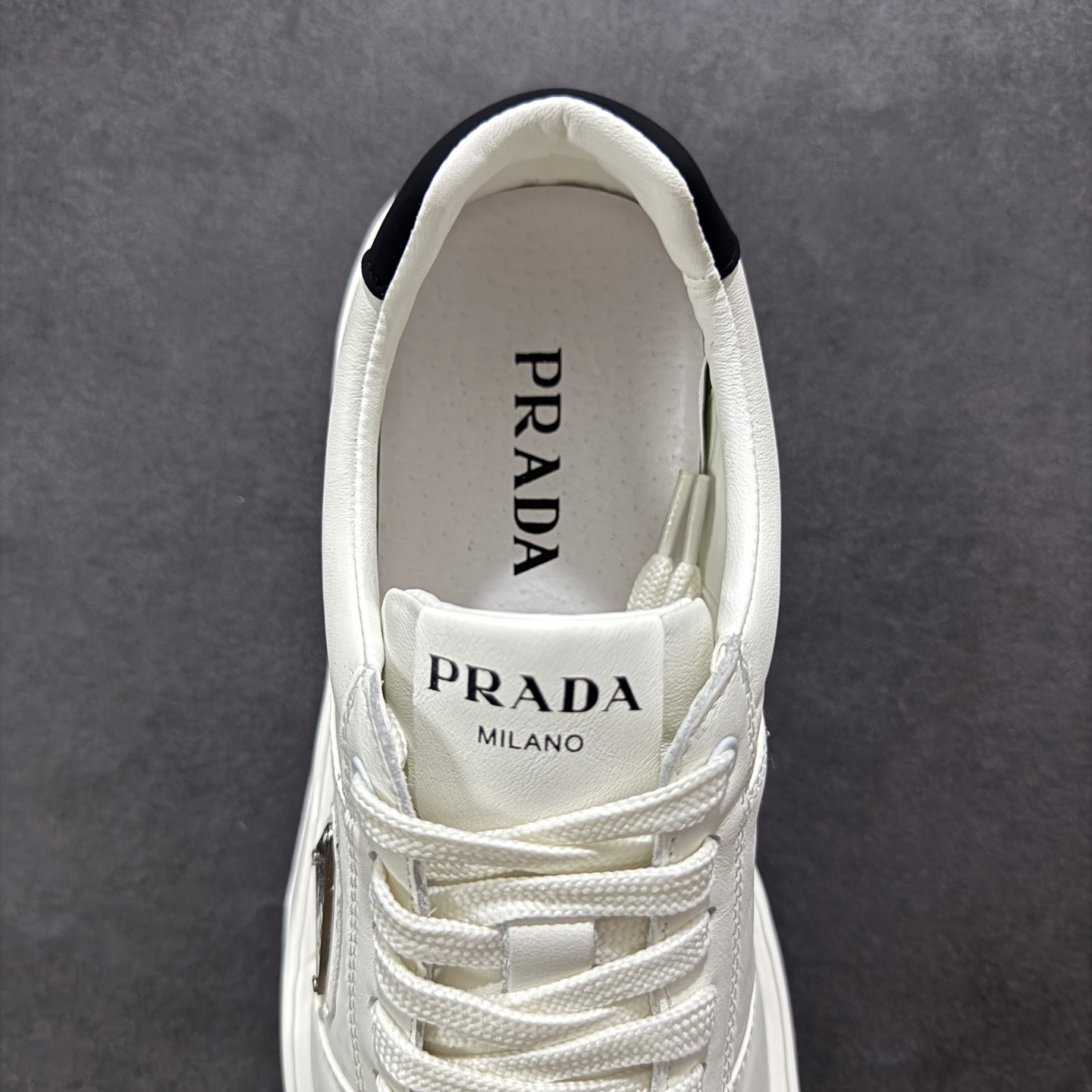 图片[7]-【广东纯原版本】PRADA普拉达安哥拉红小白鞋厚底徽标系带运动休闲男鞋系列 #广东大厂品质 专柜同步 大气个性更潮更抢眼更追求档次，它将颠覆旧念，与您共度时尚潮人必备! 面料采用原版进口小牛皮 牛皮内里垫脚 橡胶发泡大底 轻便防滑耐磨 脚感舒适 款式耐看做工精细 配以简洁利落的鞋楦 彰显男人的果敢和硬朗 尺码：39-44（皮鞋码）-选品中心