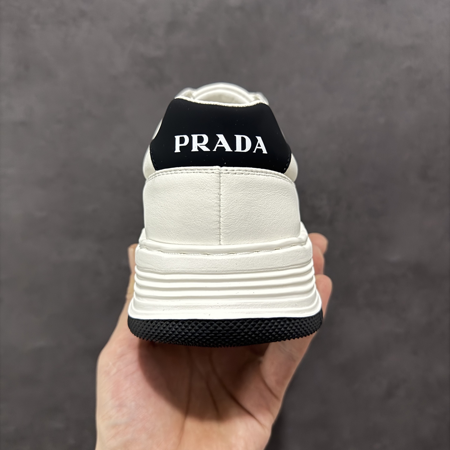 图片[4]-【广东纯原版本】PRADA普拉达安哥拉红小白鞋厚底徽标系带运动休闲男鞋系列 #广东大厂品质 专柜同步 大气个性更潮更抢眼更追求档次，它将颠覆旧念，与您共度时尚潮人必备! 面料采用原版进口小牛皮 牛皮内里垫脚 橡胶发泡大底 轻便防滑耐磨 脚感舒适 款式耐看做工精细 配以简洁利落的鞋楦 彰显男人的果敢和硬朗 尺码：39-44（皮鞋码）-选品中心