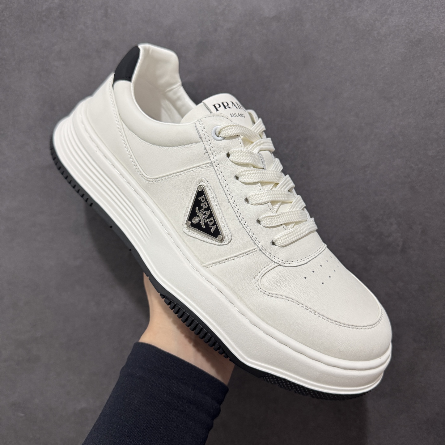 图片[3]-【广东纯原版本】PRADA普拉达安哥拉红小白鞋厚底徽标系带运动休闲男鞋系列 #广东大厂品质 专柜同步 大气个性更潮更抢眼更追求档次，它将颠覆旧念，与您共度时尚潮人必备! 面料采用原版进口小牛皮 牛皮内里垫脚 橡胶发泡大底 轻便防滑耐磨 脚感舒适 款式耐看做工精细 配以简洁利落的鞋楦 彰显男人的果敢和硬朗 尺码：39-44（皮鞋码）-选品中心