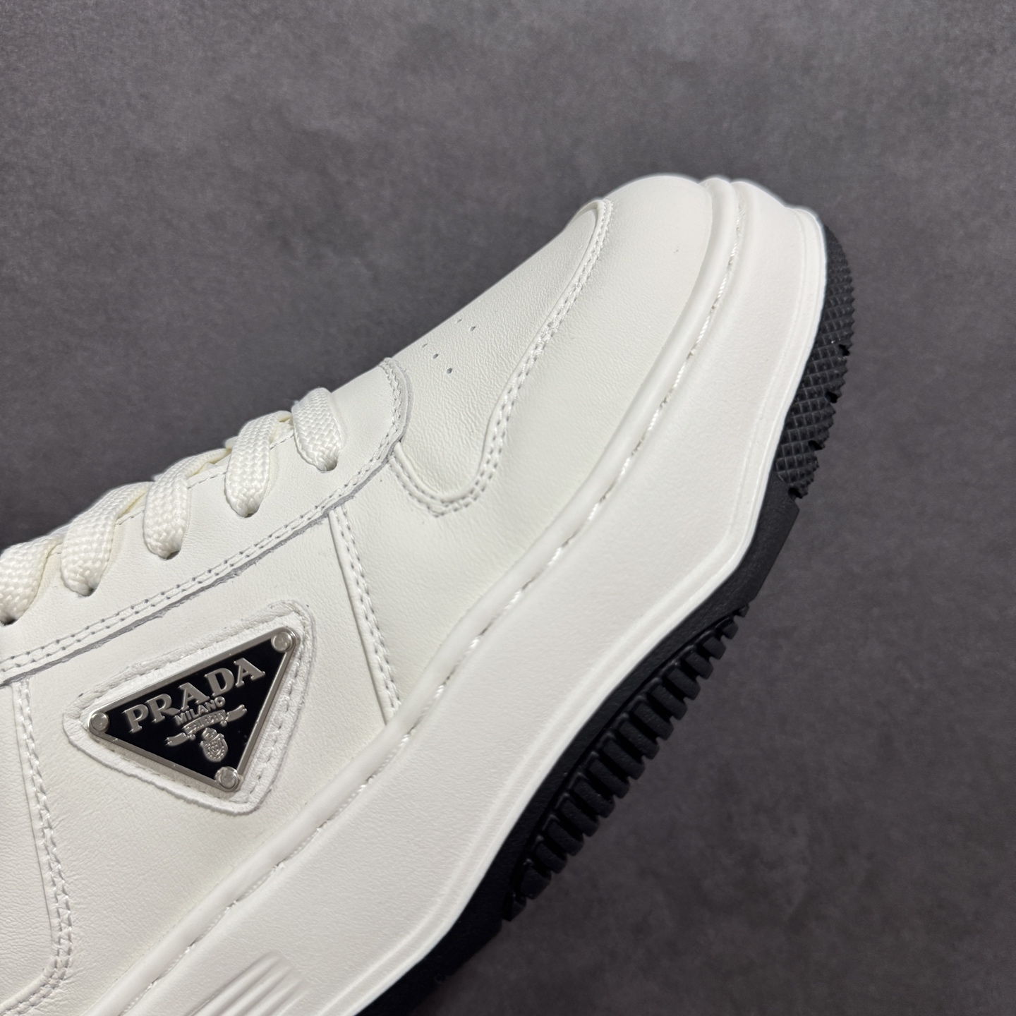 图片[5]-【广东纯原版本】PRADA普拉达安哥拉红小白鞋厚底徽标系带运动休闲男鞋系列 #广东大厂品质 专柜同步 大气个性更潮更抢眼更追求档次，它将颠覆旧念，与您共度时尚潮人必备! 面料采用原版进口小牛皮 牛皮内里垫脚 橡胶发泡大底 轻便防滑耐磨 脚感舒适 款式耐看做工精细 配以简洁利落的鞋楦 彰显男人的果敢和硬朗 尺码：39-44（皮鞋码）-选品中心