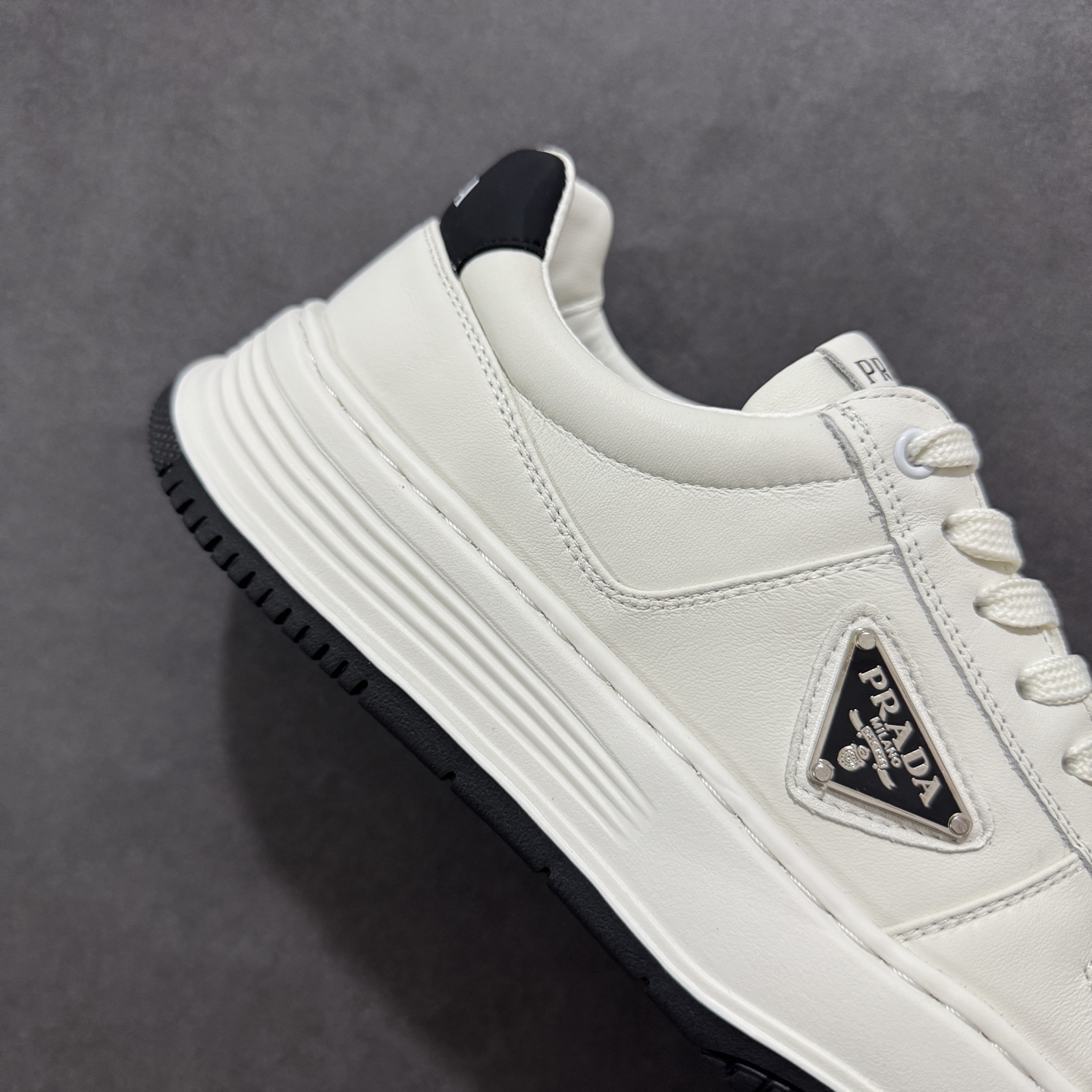 图片[6]-【广东纯原版本】PRADA普拉达安哥拉红小白鞋厚底徽标系带运动休闲男鞋系列 #广东大厂品质 专柜同步 大气个性更潮更抢眼更追求档次，它将颠覆旧念，与您共度时尚潮人必备! 面料采用原版进口小牛皮 牛皮内里垫脚 橡胶发泡大底 轻便防滑耐磨 脚感舒适 款式耐看做工精细 配以简洁利落的鞋楦 彰显男人的果敢和硬朗 尺码：39-44（皮鞋码）-选品中心