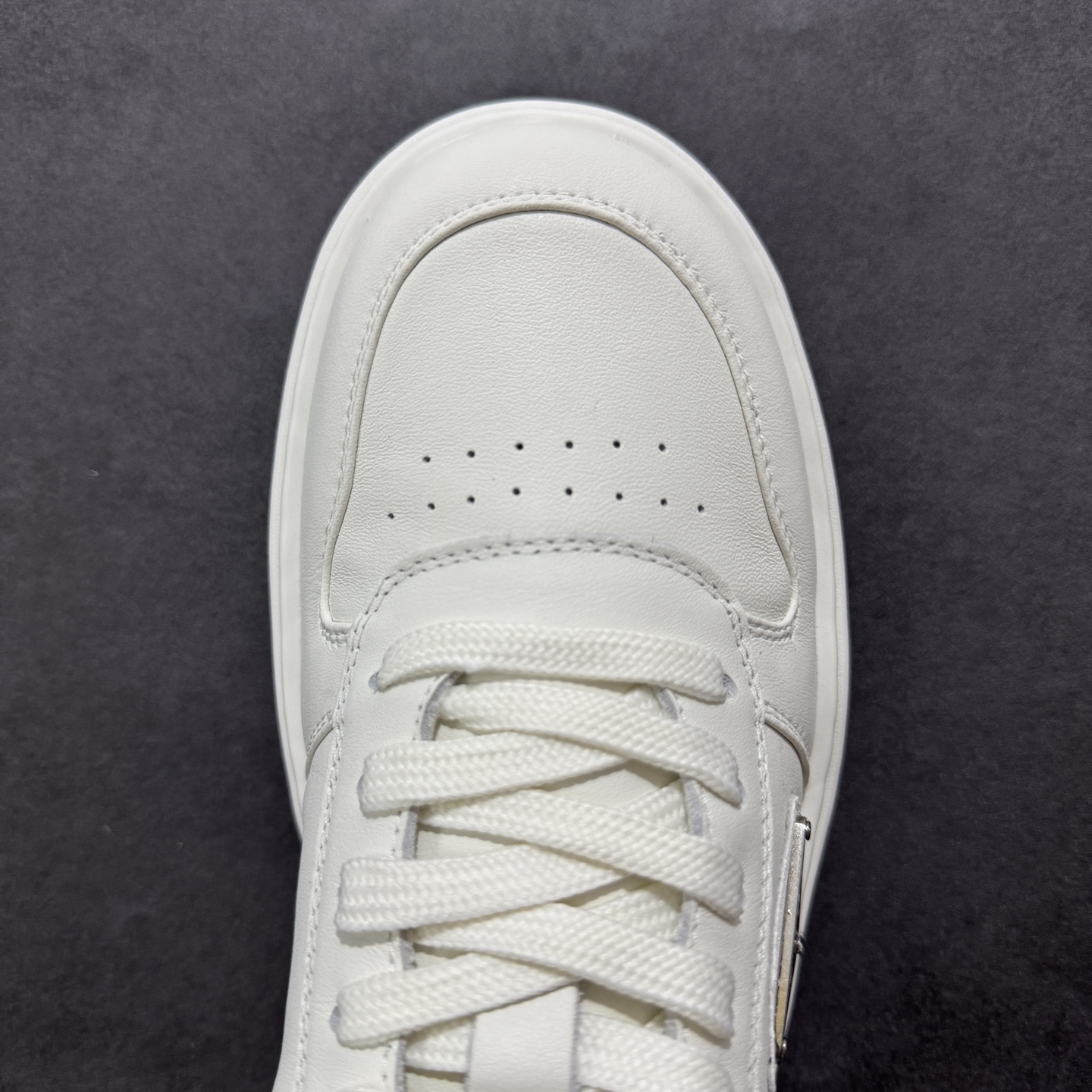 图片[8]-【广东纯原版本】PRADA普拉达安哥拉红小白鞋厚底徽标系带运动休闲男鞋系列 #广东大厂品质 专柜同步 大气个性更潮更抢眼更追求档次，它将颠覆旧念，与您共度时尚潮人必备! 面料采用原版进口小牛皮 牛皮内里垫脚 橡胶发泡大底 轻便防滑耐磨 脚感舒适 款式耐看做工精细 配以简洁利落的鞋楦 彰显男人的果敢和硬朗 尺码：39-44（皮鞋码）-选品中心