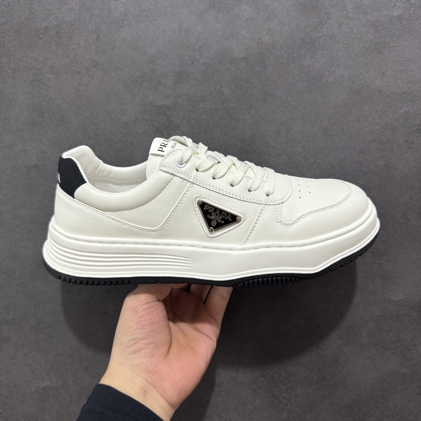 【广东纯原版本】PRADA普拉达安哥拉红小白鞋厚底徽标系带运动休闲男鞋系列 #广东大厂品质 专柜同步 大气个性更潮更抢眼更追求档次,它将颠覆旧念,与您共度时尚潮人必备! 面料采用原版进口小牛皮 牛皮内里垫脚 橡胶发泡大底 轻便防滑耐磨 脚感舒适 款式耐看做工精细 配以简洁利落的鞋楦 彰显男人的果敢和硬朗 尺码:39-44(皮鞋码)-选品中心