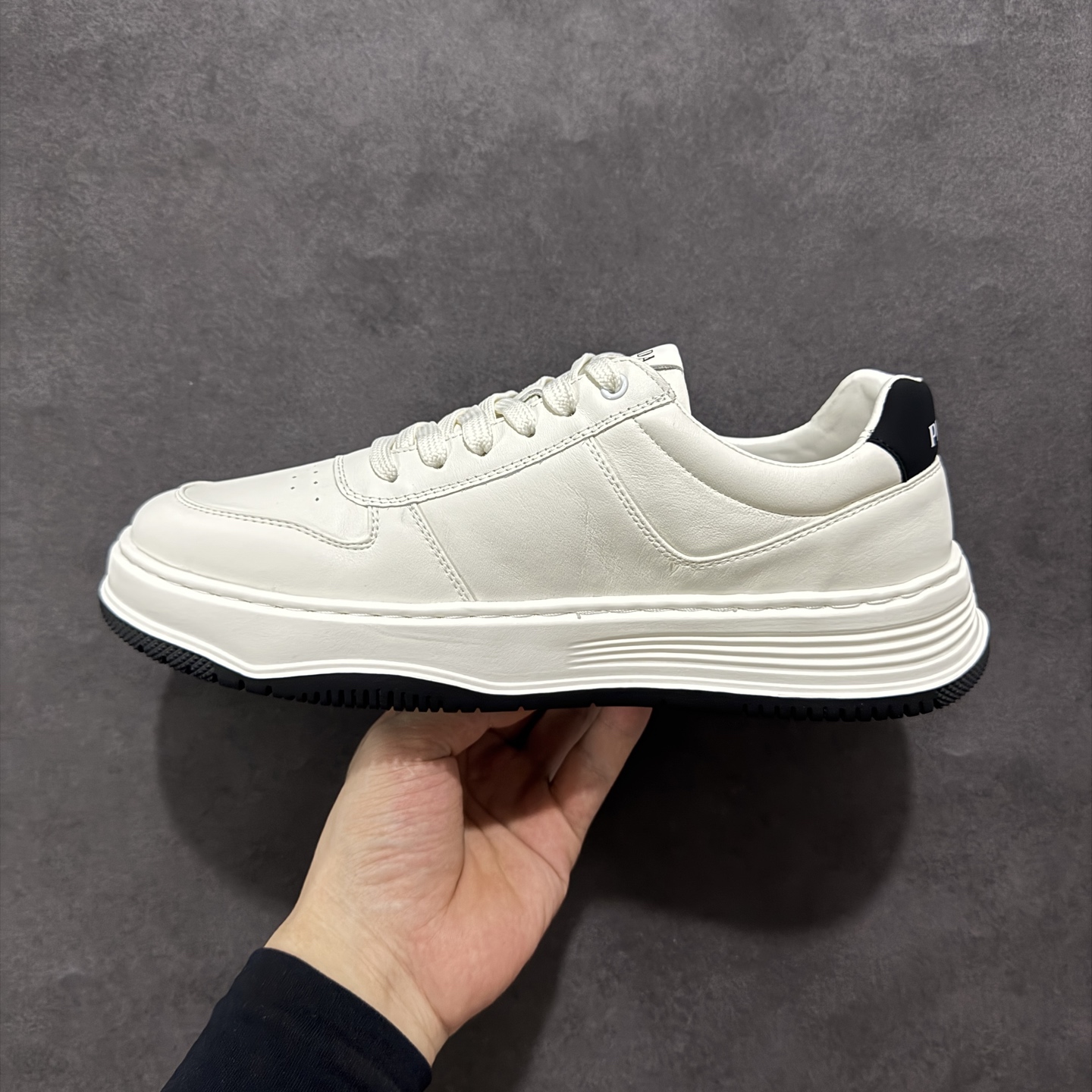 图片[2]-【广东纯原版本】PRADA普拉达安哥拉红小白鞋厚底徽标系带运动休闲男鞋系列 #广东大厂品质 专柜同步 大气个性更潮更抢眼更追求档次，它将颠覆旧念，与您共度时尚潮人必备! 面料采用原版进口小牛皮 牛皮内里垫脚 橡胶发泡大底 轻便防滑耐磨 脚感舒适 款式耐看做工精细 配以简洁利落的鞋楦 彰显男人的果敢和硬朗 尺码：39-44（皮鞋码）-选品中心