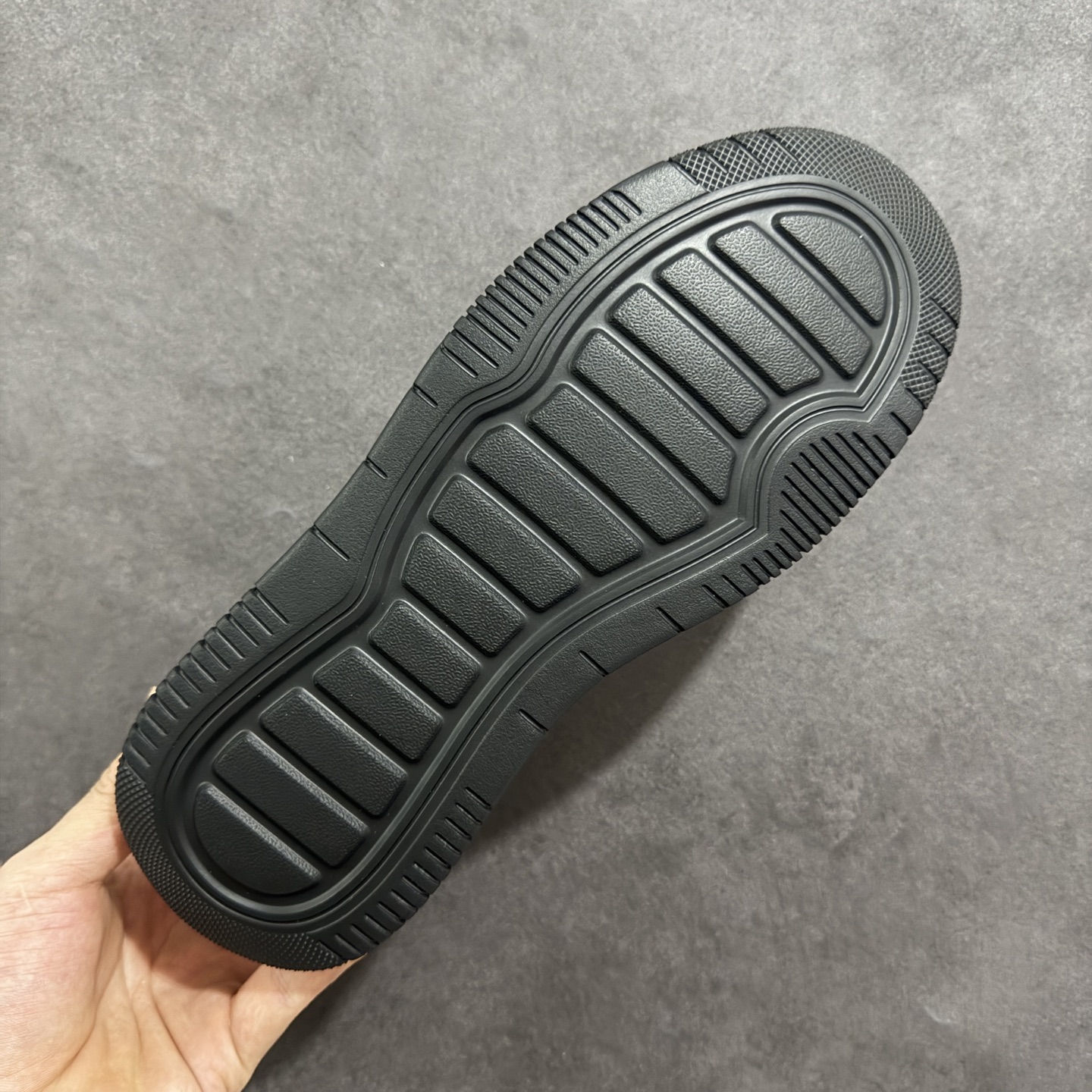 图片[9]-【广东纯原版本】PRADA普拉达安哥拉红小白鞋厚底徽标系带运动休闲男鞋系列 #广东大厂品质 专柜同步 大气个性更潮更抢眼更追求档次，它将颠覆旧念，与您共度时尚潮人必备! 面料采用原版进口小牛皮 牛皮内里垫脚 橡胶发泡大底 轻便防滑耐磨 脚感舒适 款式耐看做工精细 配以简洁利落的鞋楦 彰显男人的果敢和硬朗 尺码：39-44（皮鞋码）-选品中心