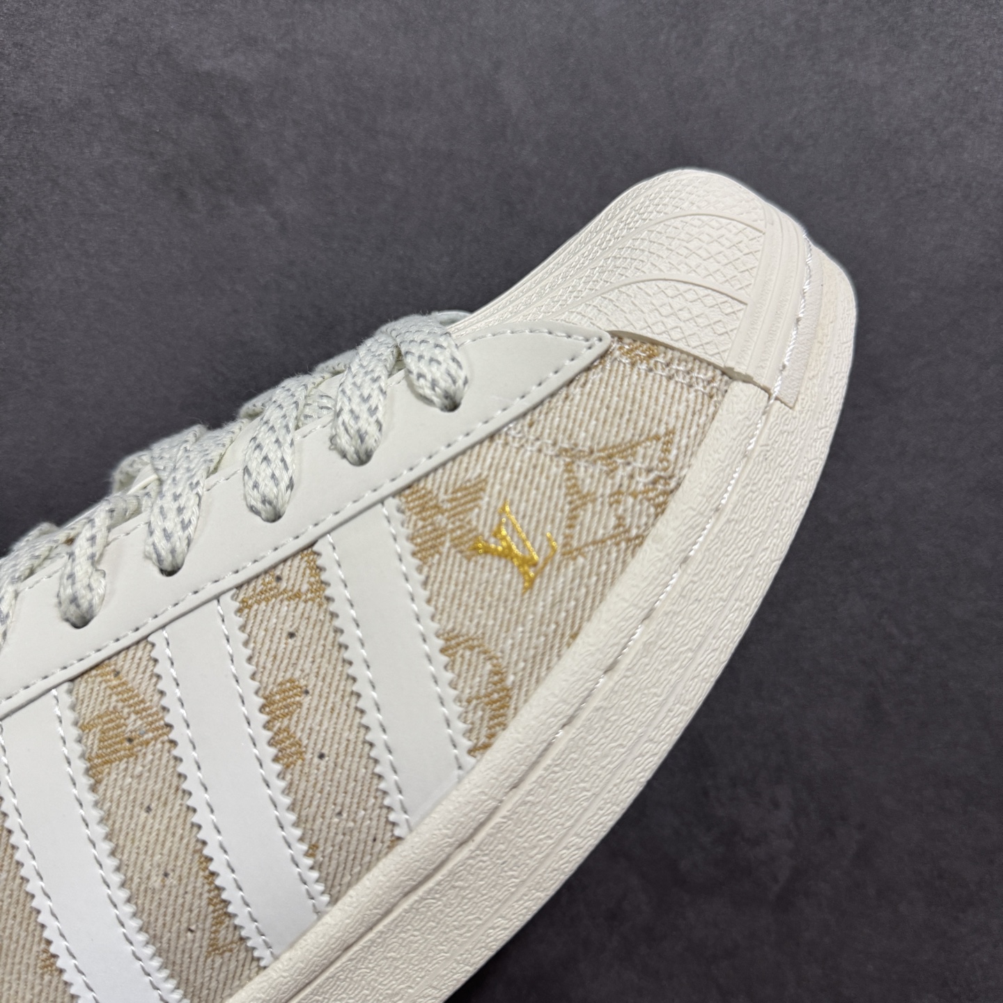  
【定制版】AD Originals Superstar x Louis Vuitton 白金
采用全