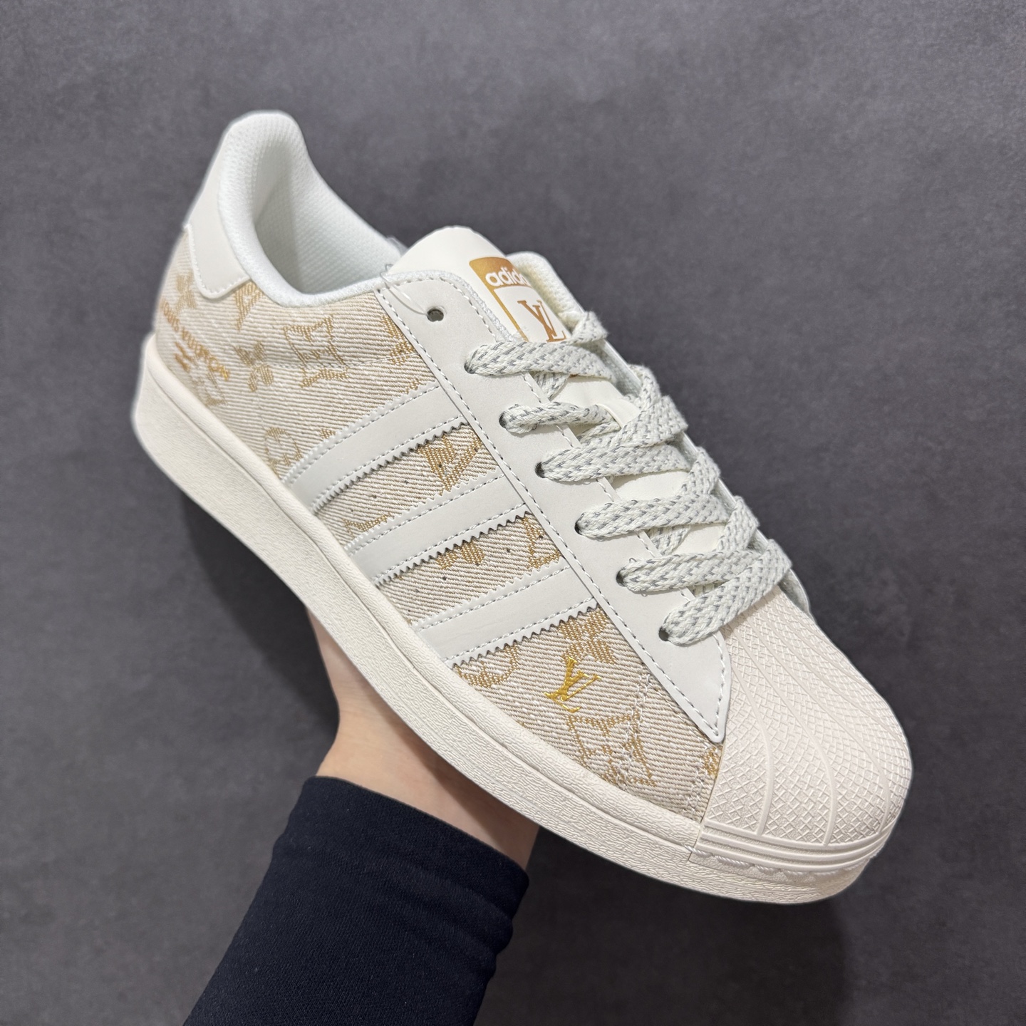  
【定制版】AD Originals Superstar x Louis Vuitton 白金
采用全