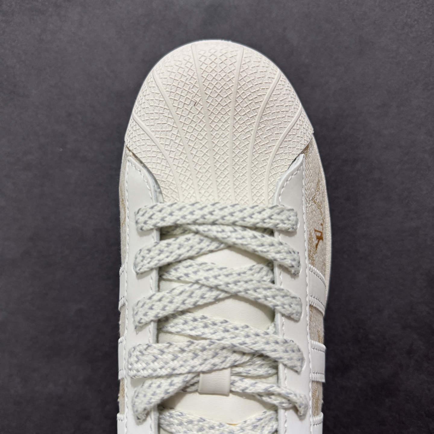  
【定制版】AD Originals Superstar x Louis Vuitton 白金
采用全