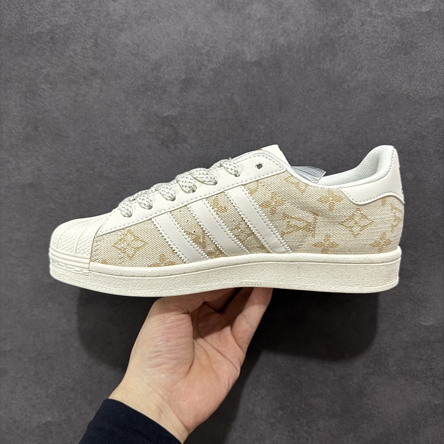  
【定制版】AD Originals Superstar x Louis Vuitton 白金
采用全