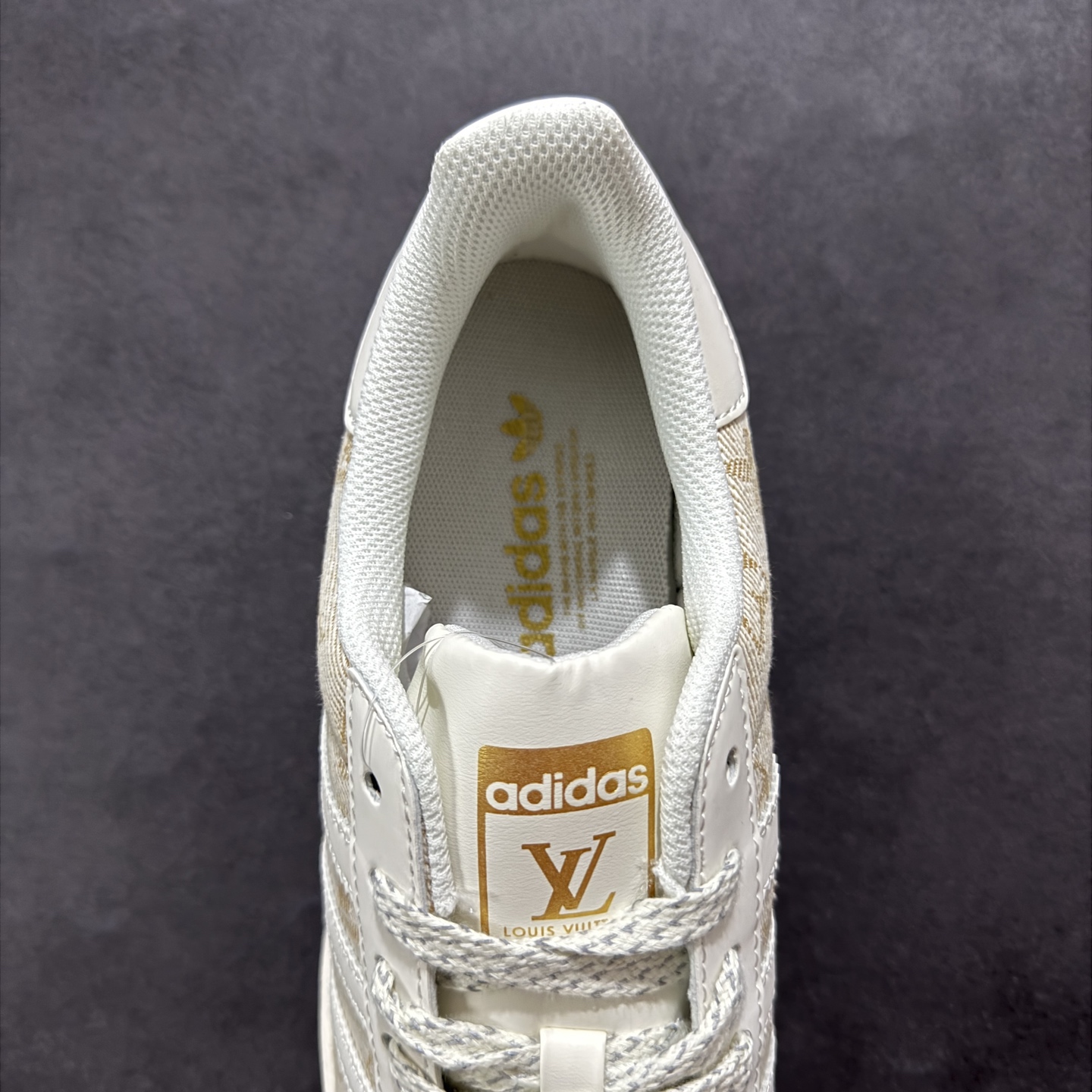  
【定制版】AD Originals Superstar x Louis Vuitton 白金
采用全