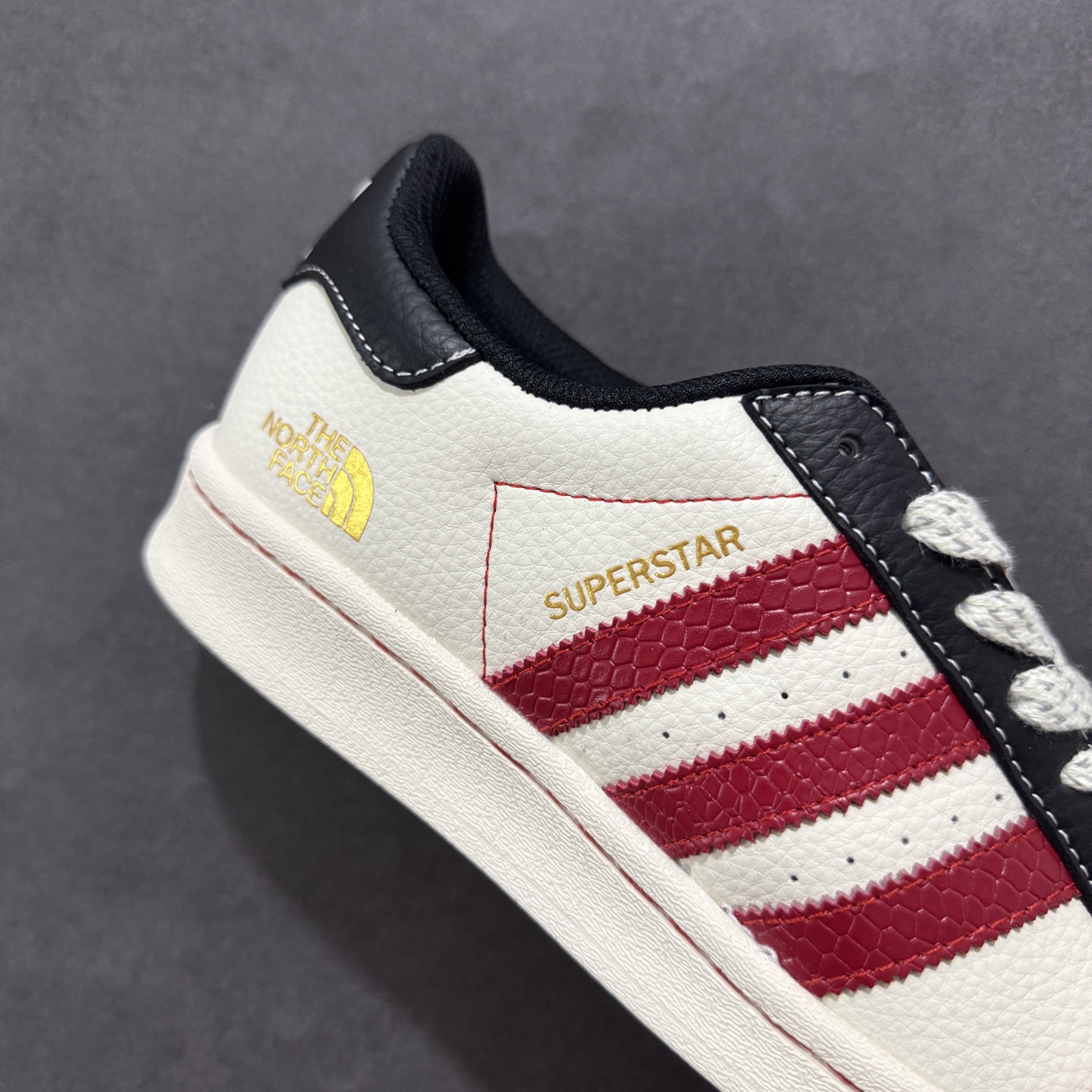  
【定制版】AD Originals Superstar x The North Face 白红黑
采