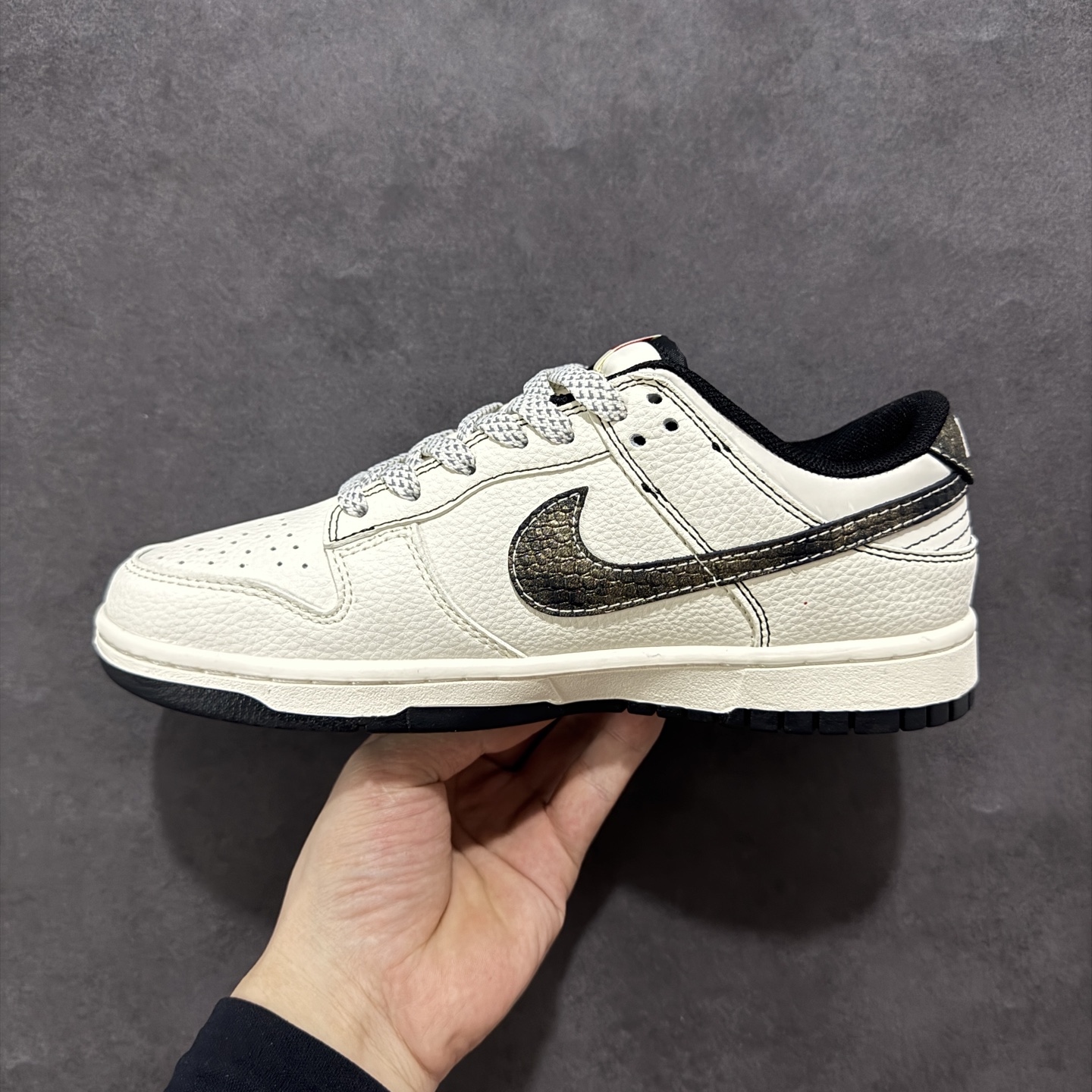 260 定制版Nike SB Dunk Low x Supreme 白黑红三小钩 XF8698-078