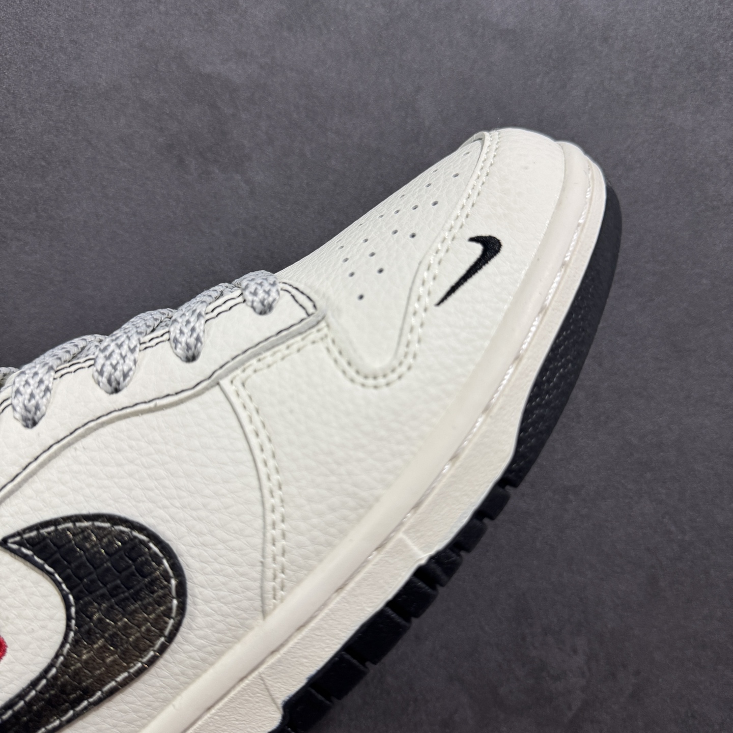 260 定制版Nike SB Dunk Low x Supreme 白黑红三小钩 XF8698-078
