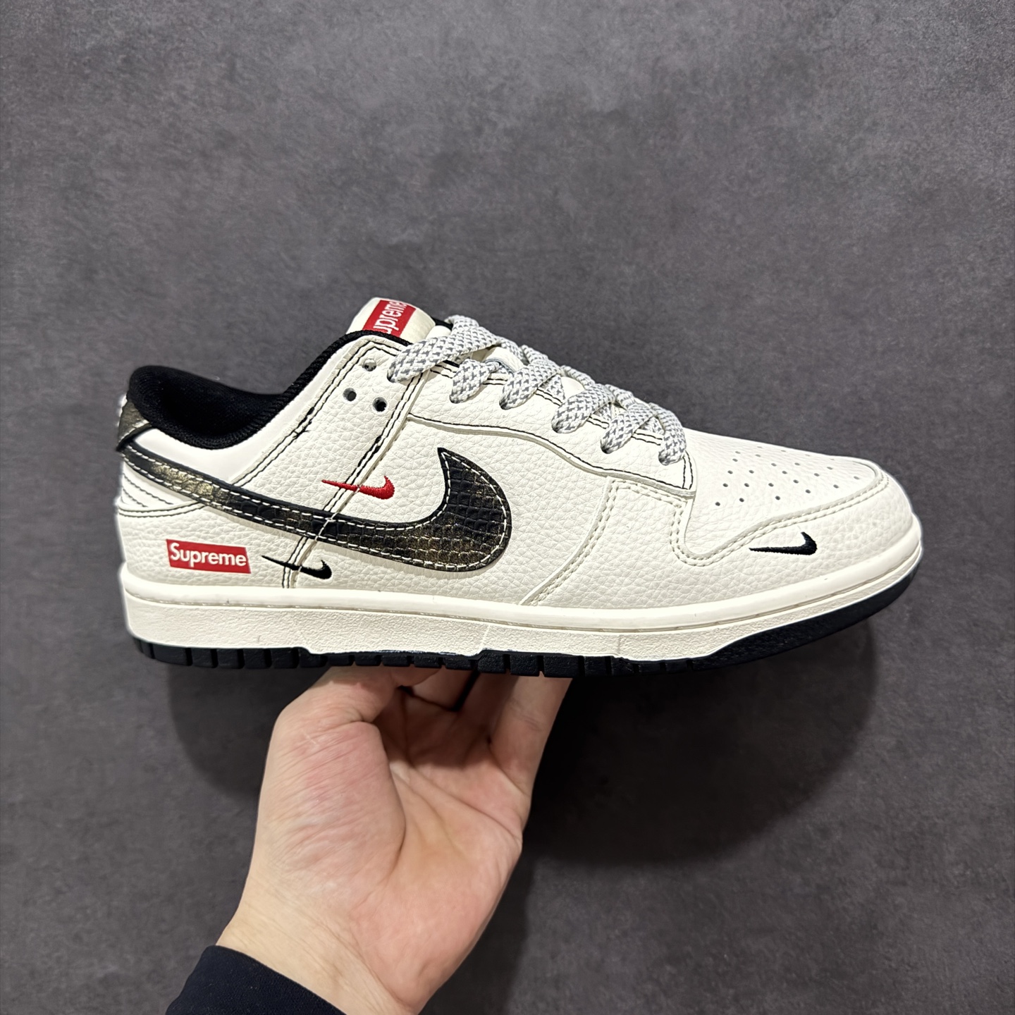 260 定制版Nike SB Dunk Low x Supreme 白黑红三小钩 XF8698-078