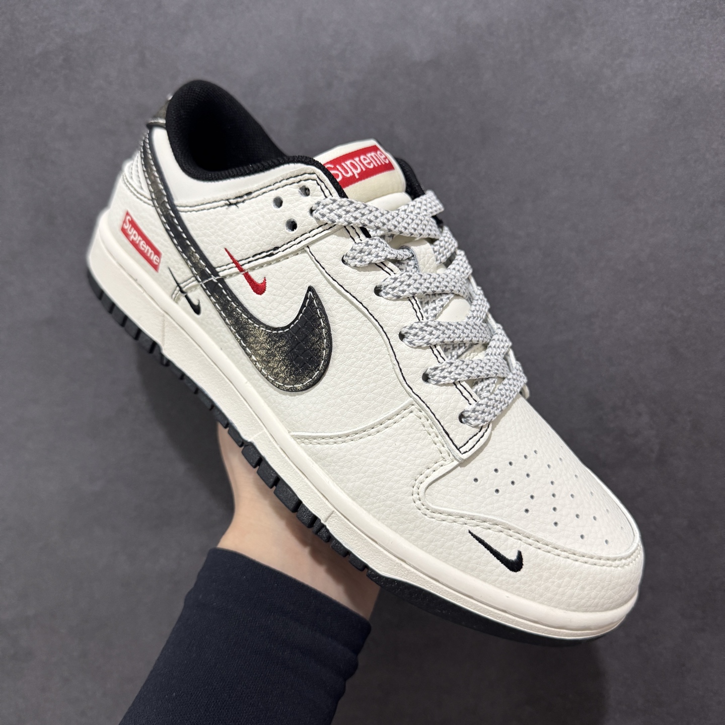 260 定制版Nike SB Dunk Low x Supreme 白黑红三小钩 XF8698-078