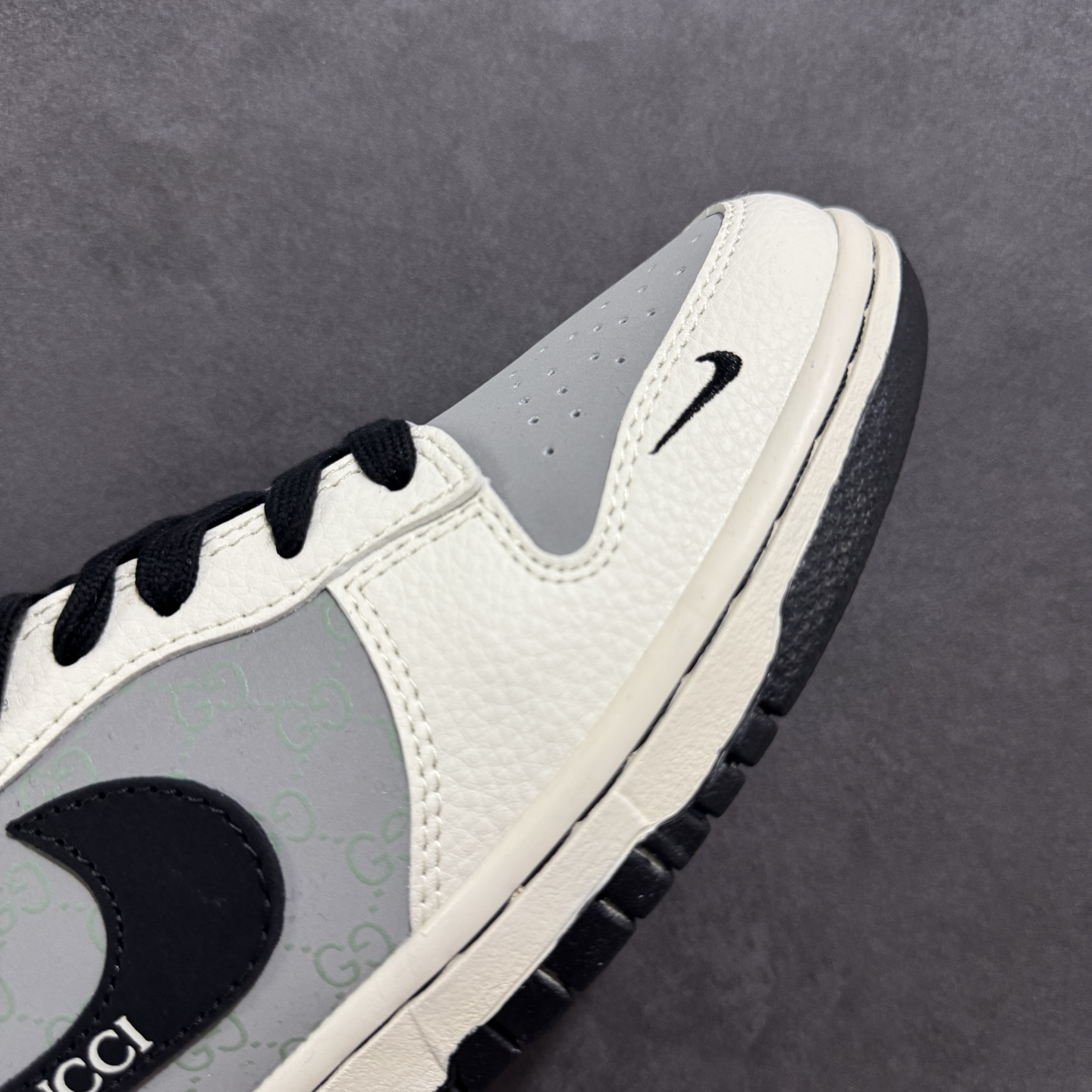260 定制版Nike SB Dunk Low x GUCCI 白灰黑小钩 XD1588-204