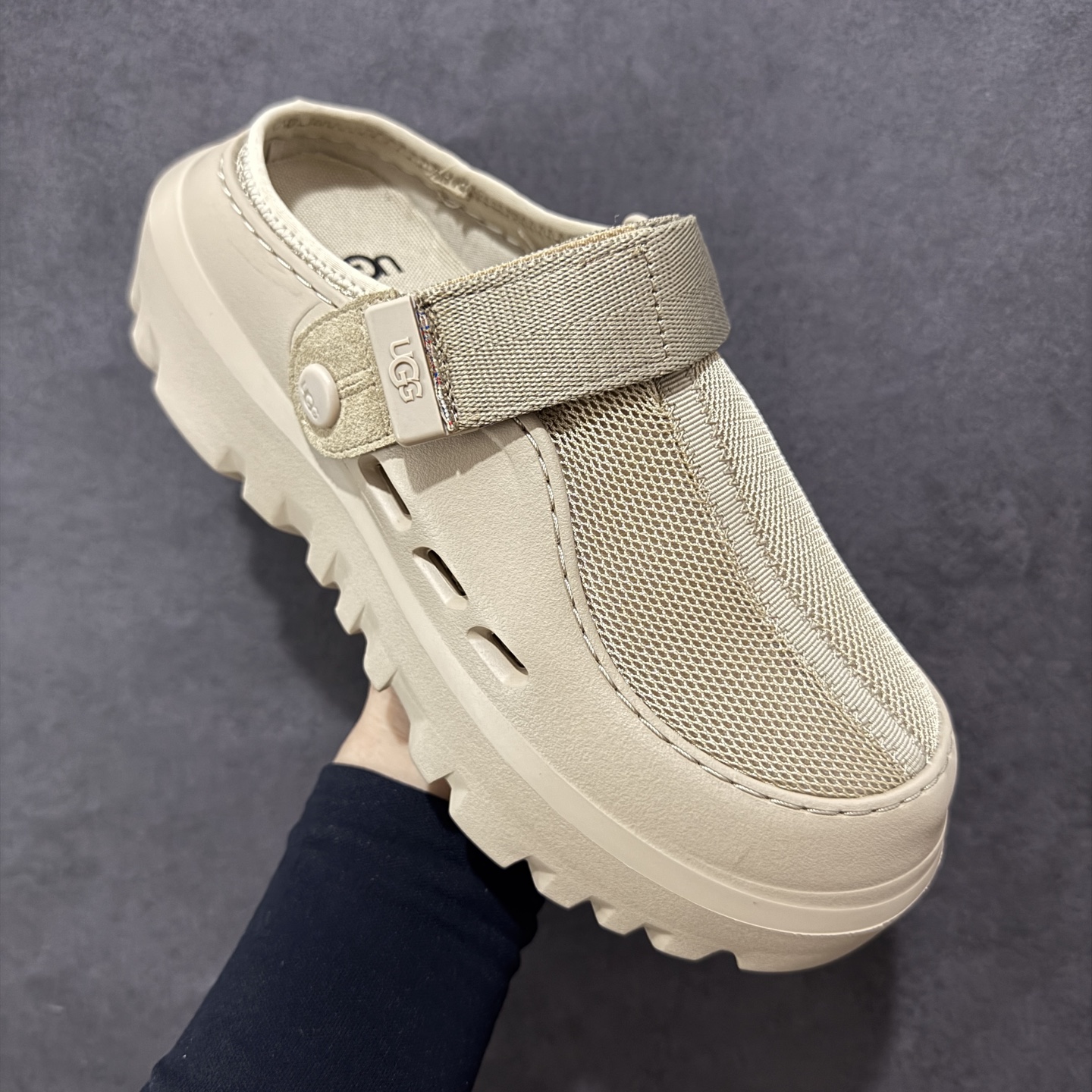 220 2025最新款 UGG塔斯曼塑膜凉鞋 简约的隔板设计