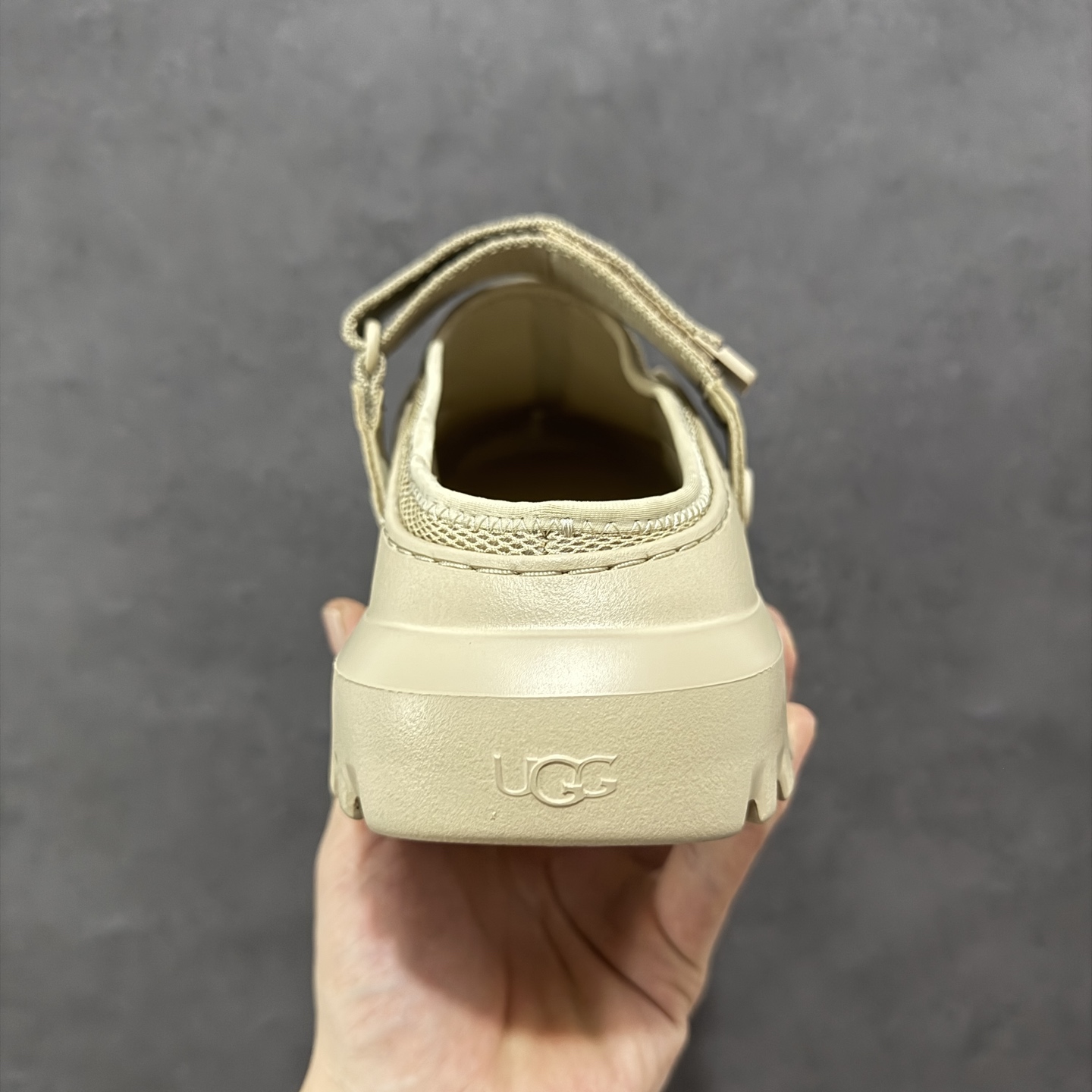 220 2025最新款 UGG塔斯曼塑膜凉鞋 简约的隔板设计