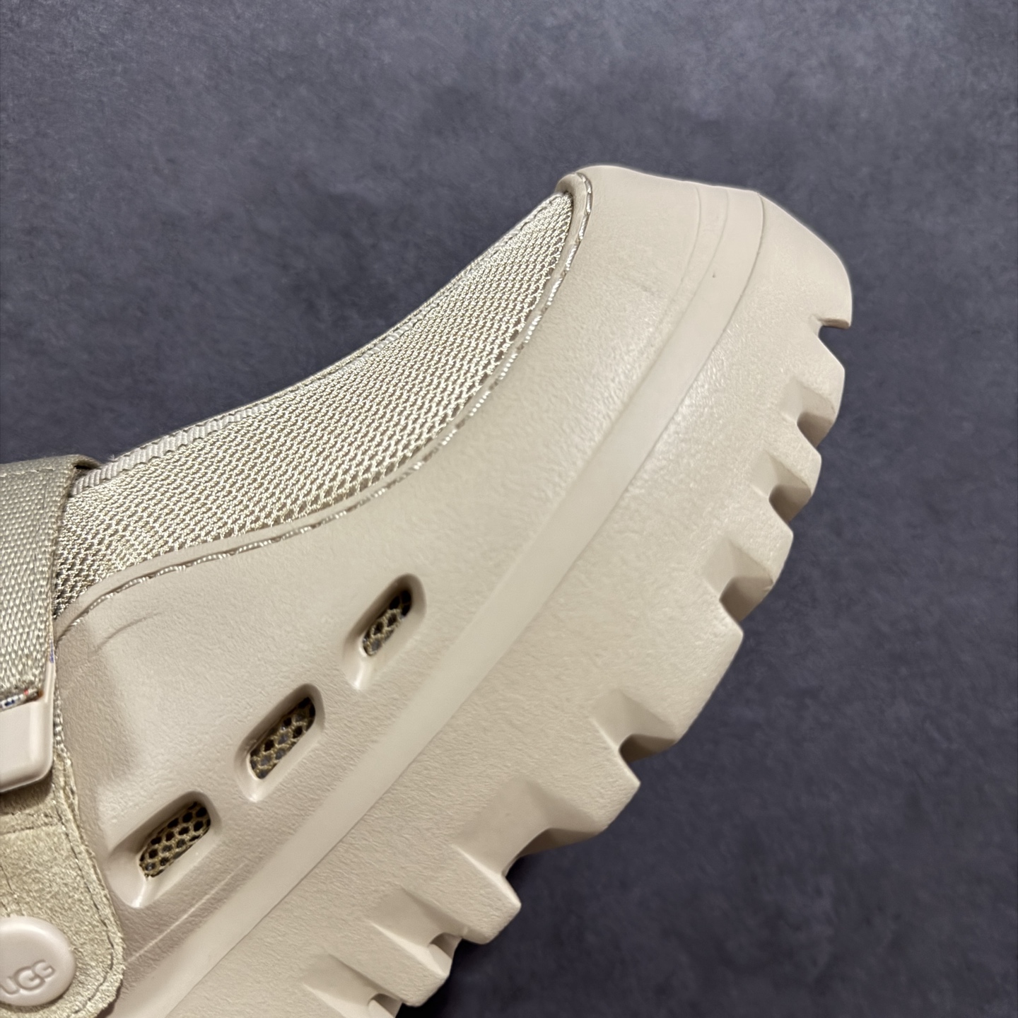 220 2025最新款 UGG塔斯曼塑膜凉鞋 简约的隔板设计