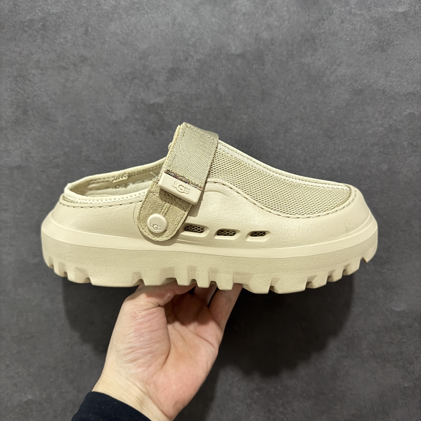 220 2025最新款 UGG塔斯曼塑膜凉鞋 简约的隔板设计