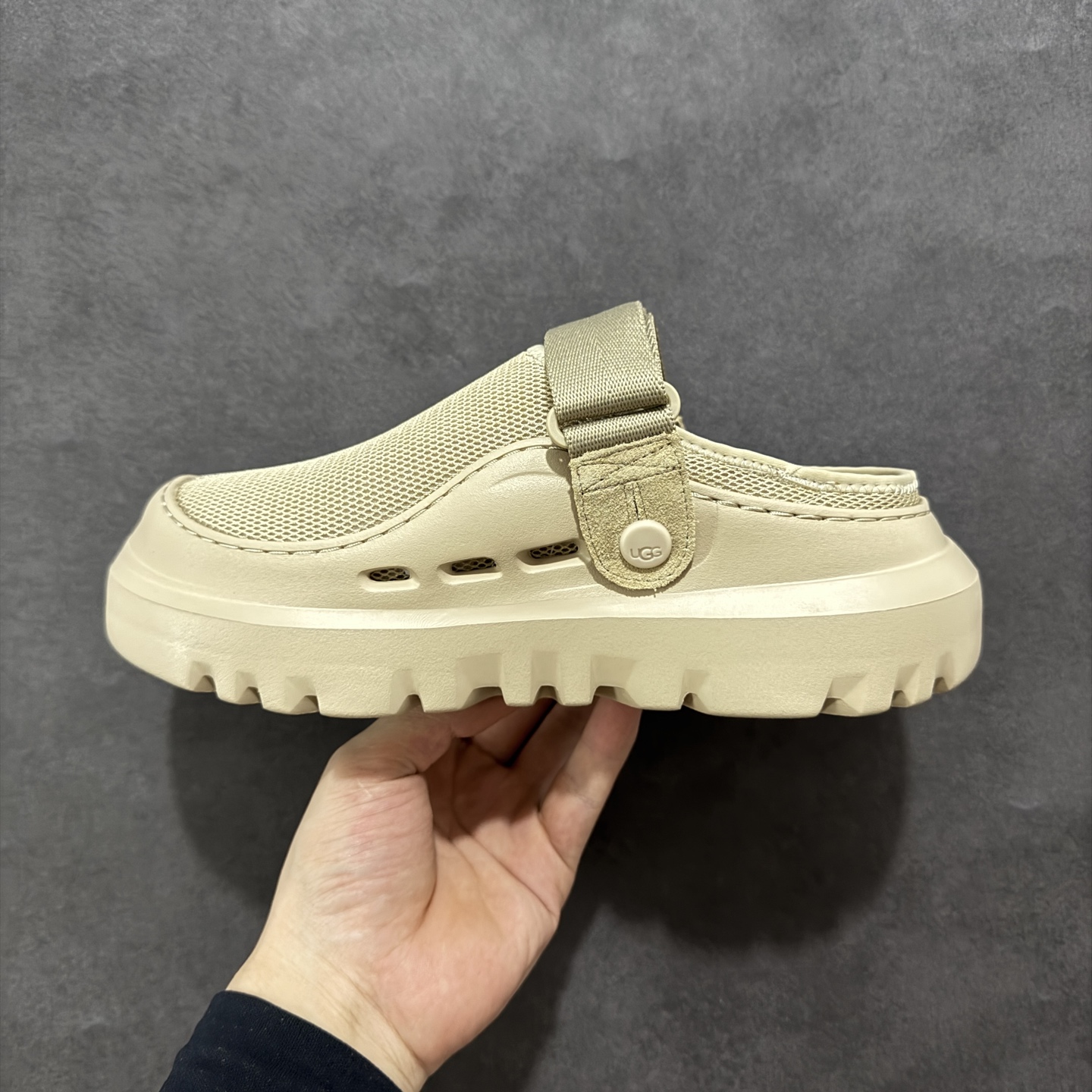 220 2025最新款 UGG塔斯曼塑膜凉鞋 简约的隔板设计