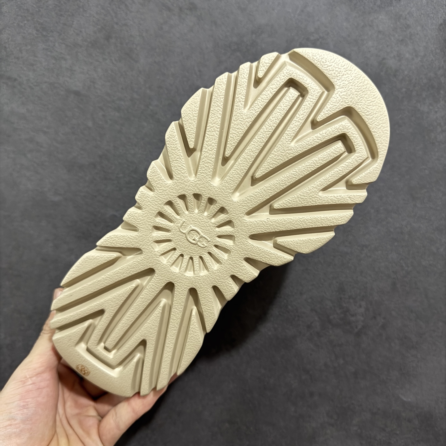 220 2025最新款 UGG塔斯曼塑膜凉鞋 简约的隔板设计