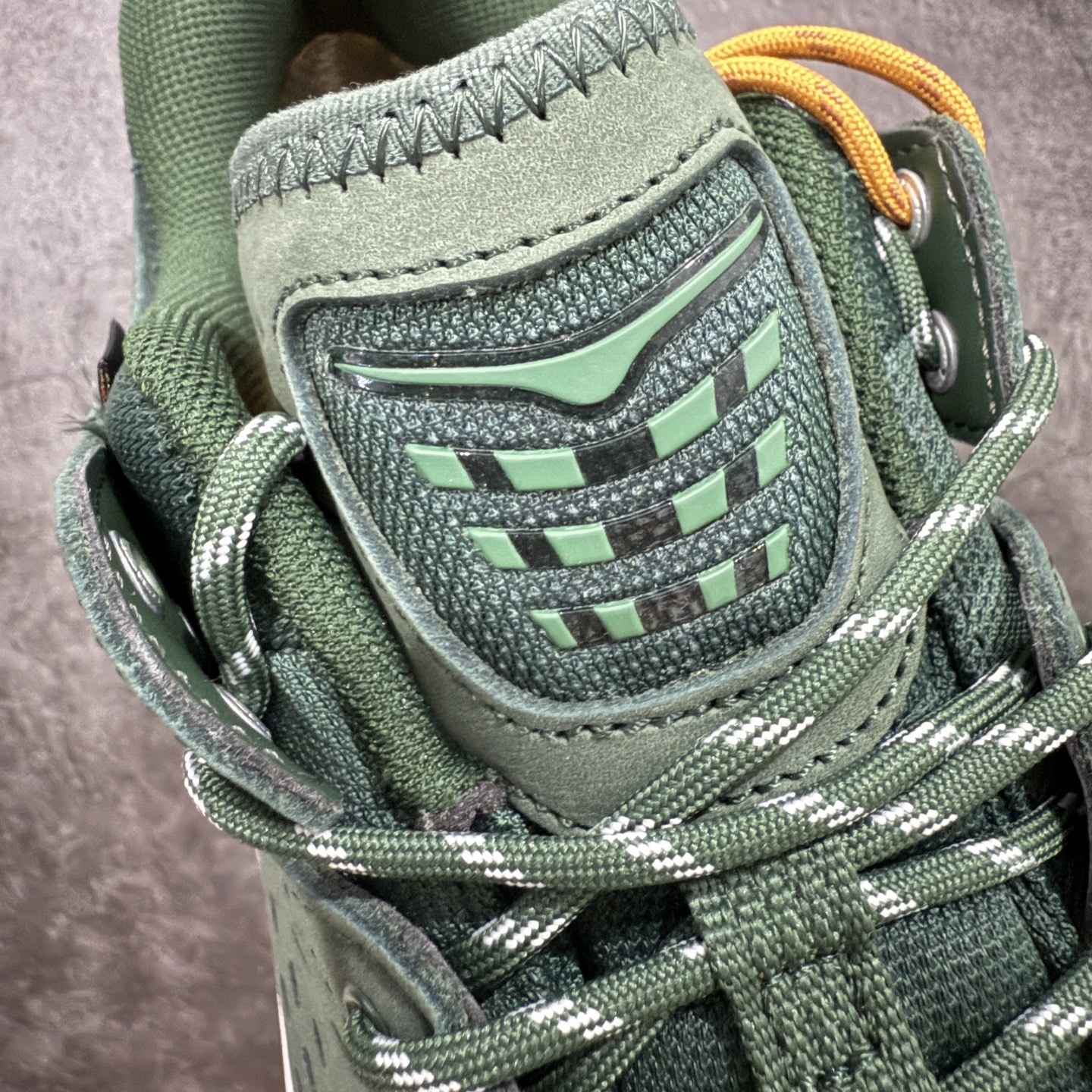 图片[6]-【纯原版】联名款HOKA ONE ONE Tor Uitra Low 托亚潮流户外越野登山功能鞋 鞋款利用机能、户外、复古元素将都市型格与户外机能无缝结合 既能自由穿梭于城市的钢筋水泥之间 也能轻松演绎山系潮流搭配 全粒面皮革结合模压鞋口 提升持久耐穿度 直至鞋头的鞋带设计 舒适灵活的调节 搭配鞋头处HOKA ONE ONE飞翼纹饰 营造了个性十足的张扬气场 Tor Ultra 配备 Vibram® 鞋底与 EVA 和RMAT® 中底 给穿著者最佳的抓地力及舒适性 另外中底的金属摇杆可稳定脚部行程 当走过崎岖山路时依然让脚部得到平稳的感觉 而整对鞋以皮革和耐用尼龙布材打造 与坚固的鞋底相结合，可以牢固地支撑脚部和脚踝 另外外层搭载的Event技术 保持鞋履防水以及鞋内透气作用 尺码：36 36.5 37.5 38 38.5 39 40 40.5 41 42 42.5 43 44 44.5 45-选品中心