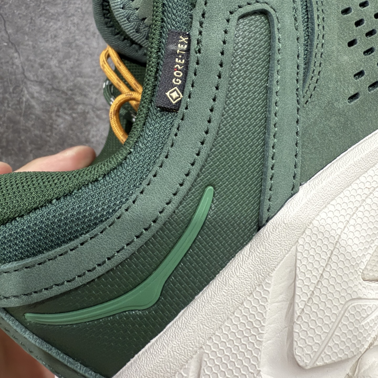 图片[3]-【纯原版】联名款HOKA ONE ONE Tor Uitra Low 托亚潮流户外越野登山功能鞋 鞋款利用机能、户外、复古元素将都市型格与户外机能无缝结合 既能自由穿梭于城市的钢筋水泥之间 也能轻松演绎山系潮流搭配 全粒面皮革结合模压鞋口 提升持久耐穿度 直至鞋头的鞋带设计 舒适灵活的调节 搭配鞋头处HOKA ONE ONE飞翼纹饰 营造了个性十足的张扬气场 Tor Ultra 配备 Vibram® 鞋底与 EVA 和RMAT® 中底 给穿著者最佳的抓地力及舒适性 另外中底的金属摇杆可稳定脚部行程 当走过崎岖山路时依然让脚部得到平稳的感觉 而整对鞋以皮革和耐用尼龙布材打造 与坚固的鞋底相结合，可以牢固地支撑脚部和脚踝 另外外层搭载的Event技术 保持鞋履防水以及鞋内透气作用 尺码：36 36.5 37.5 38 38.5 39 40 40.5 41 42 42.5 43 44 44.5 45-选品中心