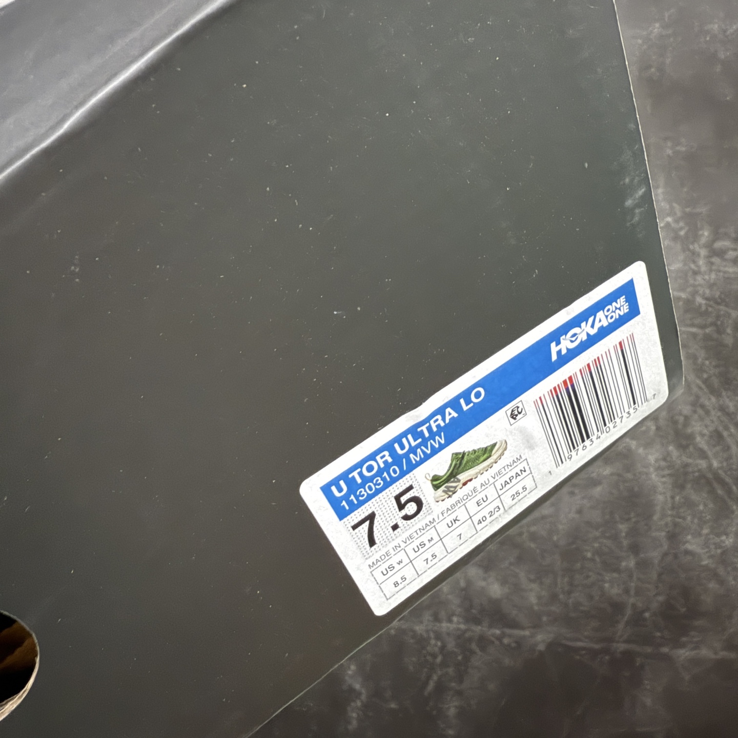 图片[9]-【纯原版】联名款HOKA ONE ONE Tor Uitra Low 托亚潮流户外越野登山功能鞋 鞋款利用机能、户外、复古元素将都市型格与户外机能无缝结合 既能自由穿梭于城市的钢筋水泥之间 也能轻松演绎山系潮流搭配 全粒面皮革结合模压鞋口 提升持久耐穿度 直至鞋头的鞋带设计 舒适灵活的调节 搭配鞋头处HOKA ONE ONE飞翼纹饰 营造了个性十足的张扬气场 Tor Ultra 配备 Vibram® 鞋底与 EVA 和RMAT® 中底 给穿著者最佳的抓地力及舒适性 另外中底的金属摇杆可稳定脚部行程 当走过崎岖山路时依然让脚部得到平稳的感觉 而整对鞋以皮革和耐用尼龙布材打造 与坚固的鞋底相结合，可以牢固地支撑脚部和脚踝 另外外层搭载的Event技术 保持鞋履防水以及鞋内透气作用 尺码：36 36.5 37.5 38 38.5 39 40 40.5 41 42 42.5 43 44 44.5 45-选品中心