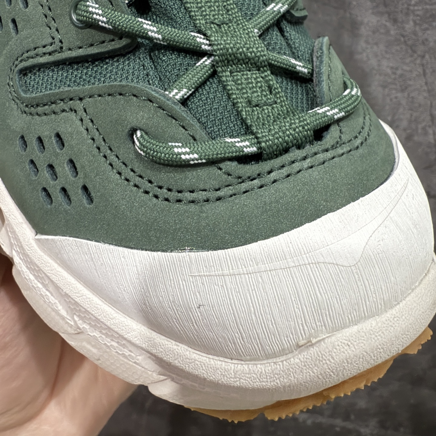 图片[5]-【纯原版】联名款HOKA ONE ONE Tor Uitra Low 托亚潮流户外越野登山功能鞋 鞋款利用机能、户外、复古元素将都市型格与户外机能无缝结合 既能自由穿梭于城市的钢筋水泥之间 也能轻松演绎山系潮流搭配 全粒面皮革结合模压鞋口 提升持久耐穿度 直至鞋头的鞋带设计 舒适灵活的调节 搭配鞋头处HOKA ONE ONE飞翼纹饰 营造了个性十足的张扬气场 Tor Ultra 配备 Vibram® 鞋底与 EVA 和RMAT® 中底 给穿著者最佳的抓地力及舒适性 另外中底的金属摇杆可稳定脚部行程 当走过崎岖山路时依然让脚部得到平稳的感觉 而整对鞋以皮革和耐用尼龙布材打造 与坚固的鞋底相结合，可以牢固地支撑脚部和脚踝 另外外层搭载的Event技术 保持鞋履防水以及鞋内透气作用 尺码：36 36.5 37.5 38 38.5 39 40 40.5 41 42 42.5 43 44 44.5 45-选品中心