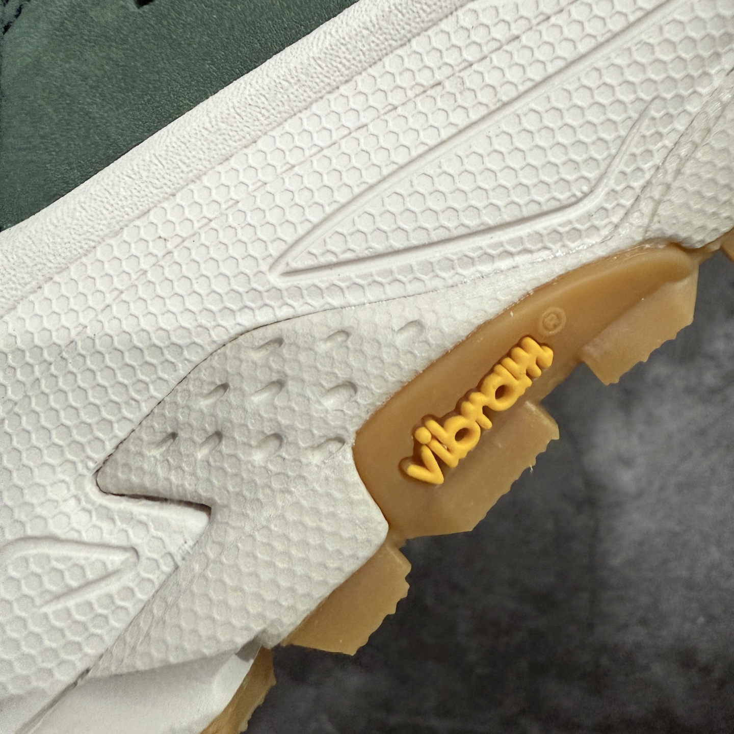 图片[4]-【纯原版】联名款HOKA ONE ONE Tor Uitra Low 托亚潮流户外越野登山功能鞋 鞋款利用机能、户外、复古元素将都市型格与户外机能无缝结合 既能自由穿梭于城市的钢筋水泥之间 也能轻松演绎山系潮流搭配 全粒面皮革结合模压鞋口 提升持久耐穿度 直至鞋头的鞋带设计 舒适灵活的调节 搭配鞋头处HOKA ONE ONE飞翼纹饰 营造了个性十足的张扬气场 Tor Ultra 配备 Vibram® 鞋底与 EVA 和RMAT® 中底 给穿著者最佳的抓地力及舒适性 另外中底的金属摇杆可稳定脚部行程 当走过崎岖山路时依然让脚部得到平稳的感觉 而整对鞋以皮革和耐用尼龙布材打造 与坚固的鞋底相结合，可以牢固地支撑脚部和脚踝 另外外层搭载的Event技术 保持鞋履防水以及鞋内透气作用 尺码：36 36.5 37.5 38 38.5 39 40 40.5 41 42 42.5 43 44 44.5 45-选品中心