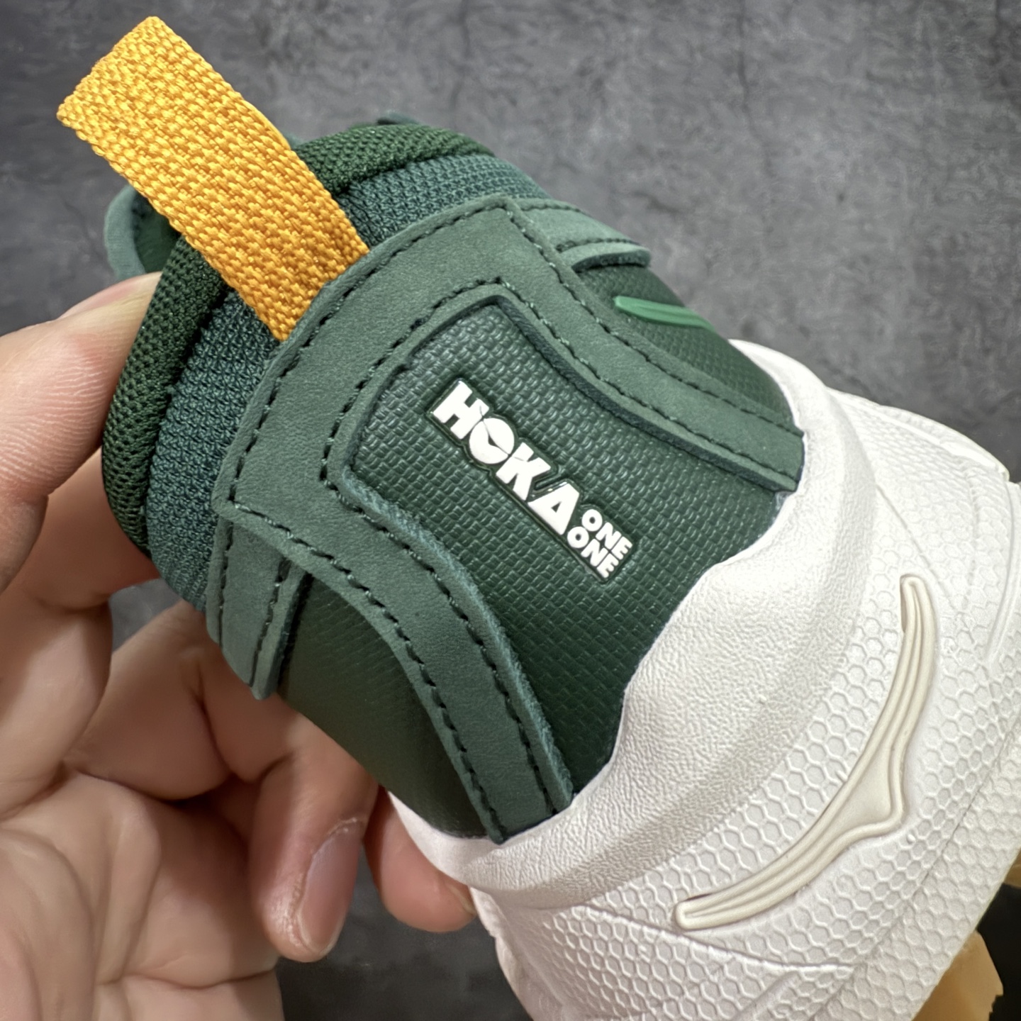 图片[2]-【纯原版】联名款HOKA ONE ONE Tor Uitra Low 托亚潮流户外越野登山功能鞋 鞋款利用机能、户外、复古元素将都市型格与户外机能无缝结合 既能自由穿梭于城市的钢筋水泥之间 也能轻松演绎山系潮流搭配 全粒面皮革结合模压鞋口 提升持久耐穿度 直至鞋头的鞋带设计 舒适灵活的调节 搭配鞋头处HOKA ONE ONE飞翼纹饰 营造了个性十足的张扬气场 Tor Ultra 配备 Vibram® 鞋底与 EVA 和RMAT® 中底 给穿著者最佳的抓地力及舒适性 另外中底的金属摇杆可稳定脚部行程 当走过崎岖山路时依然让脚部得到平稳的感觉 而整对鞋以皮革和耐用尼龙布材打造 与坚固的鞋底相结合，可以牢固地支撑脚部和脚踝 另外外层搭载的Event技术 保持鞋履防水以及鞋内透气作用 尺码：36 36.5 37.5 38 38.5 39 40 40.5 41 42 42.5 43 44 44.5 45-选品中心