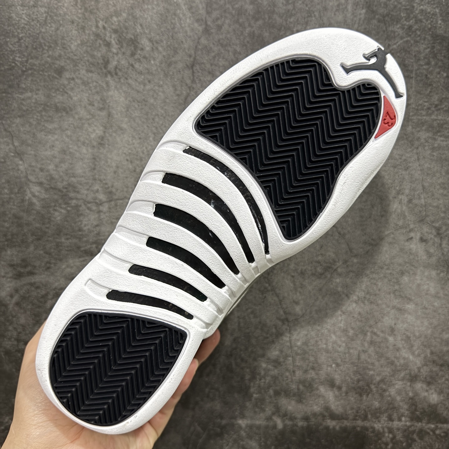 
Air Jordan AJ12 Retro 潮流 中帮 复古篮球鞋 黑白季后赛CT8013-006

