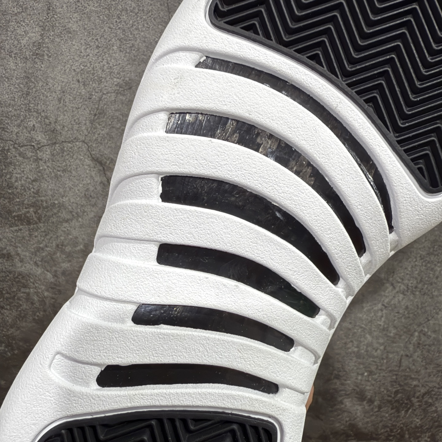 图片[9]-【TK至尊版】Air Jordan AJ12 Retro 潮流 中帮 复古篮球鞋 黑白季后赛CT8013-006 一比一原厂皮 最正确的版型 鞋盒 鞋盒标 芯片 更多12代的配色陆续出齐 真真的做到市场12代天花板 国外强烈推荐版本 外贸混卖专供品质 国内专业外贸AJ大厂出品 原厂楦头纸板 原厂皮料打造 原厂真碳板 内置气垫 尺码：40 40.5 41 42 42.5 43 44 44.5 45 46 47.5-选品中心