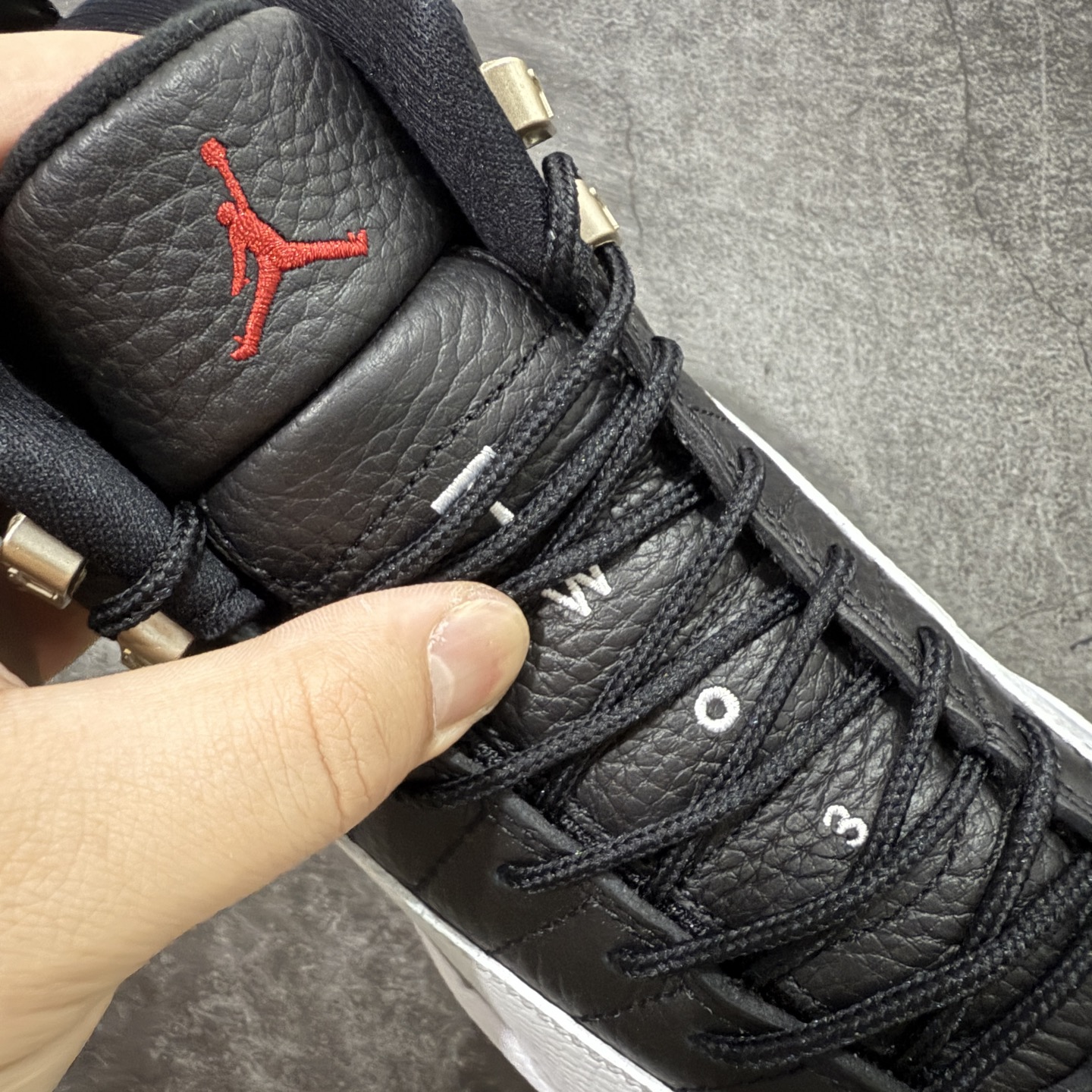 图片[6]-【TK至尊版】Air Jordan AJ12 Retro 潮流 中帮 复古篮球鞋 黑白季后赛CT8013-006 一比一原厂皮 最正确的版型 鞋盒 鞋盒标 芯片 更多12代的配色陆续出齐 真真的做到市场12代天花板 国外强烈推荐版本 外贸混卖专供品质 国内专业外贸AJ大厂出品 原厂楦头纸板 原厂皮料打造 原厂真碳板 内置气垫 尺码：40 40.5 41 42 42.5 43 44 44.5 45 46 47.5-选品中心